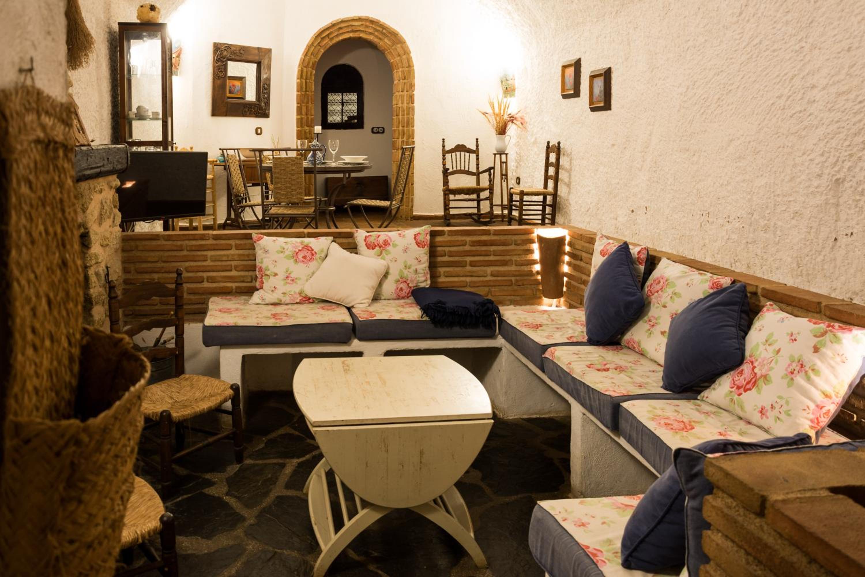 Large One-Bedroom Cave Apartment - Photo 1