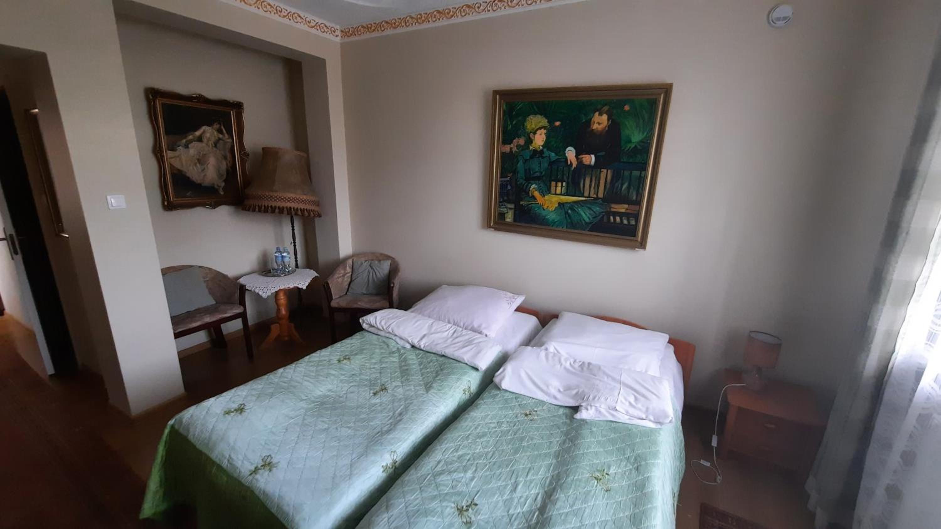 Large Twin Room - Photo 11