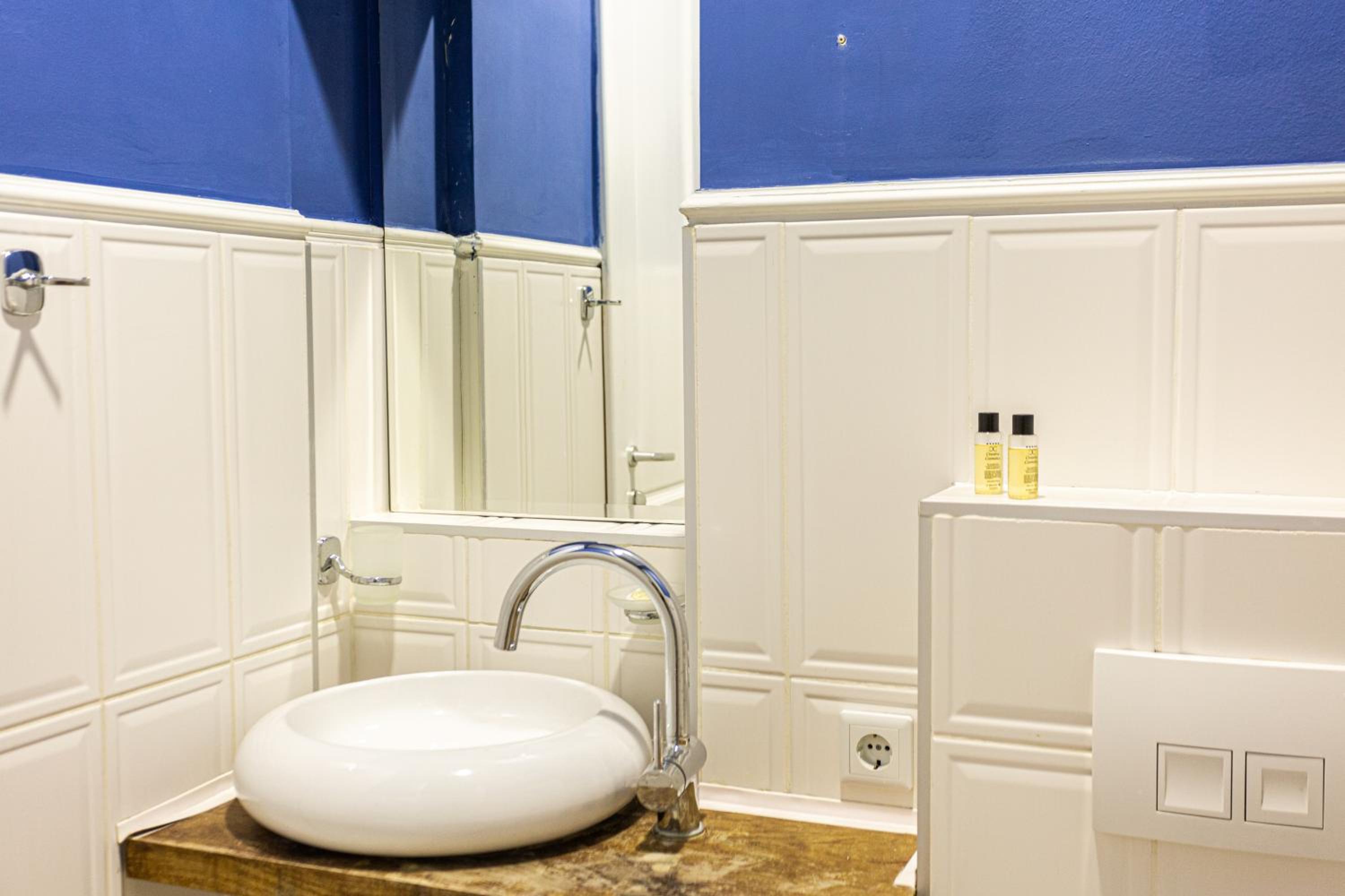 Deluxe Double or Twin Room - Photo 7