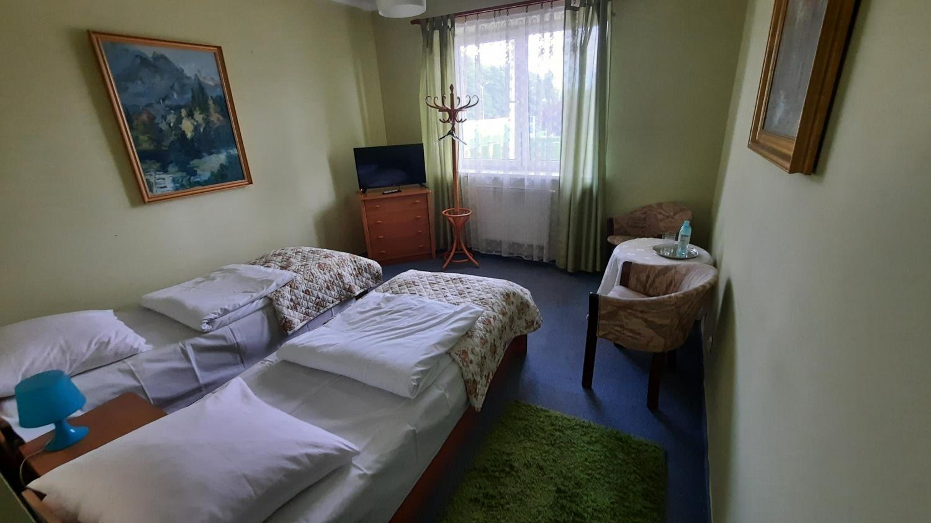 Large Twin Room - Photo 2