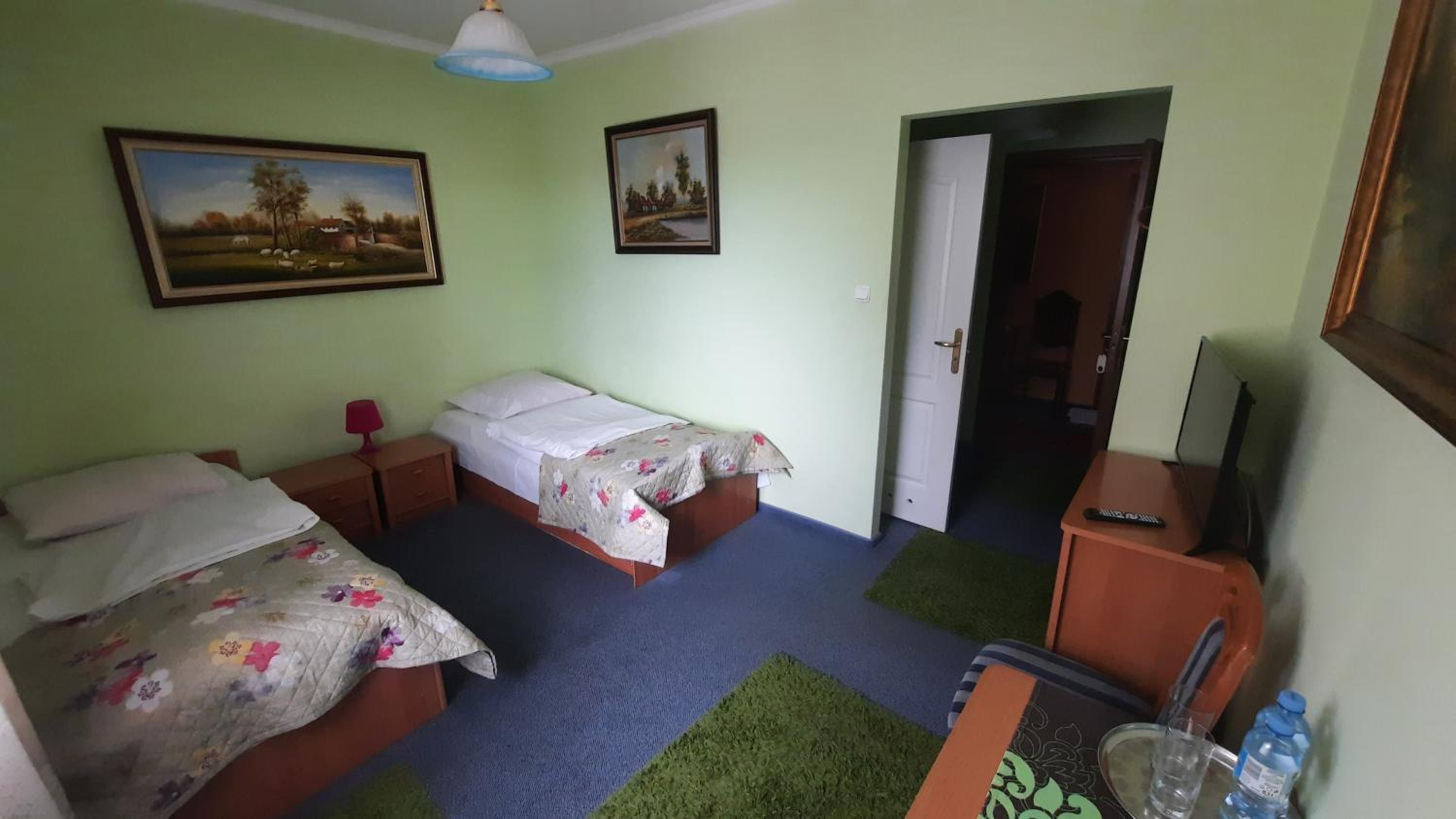 Large Twin Room - Photo 12