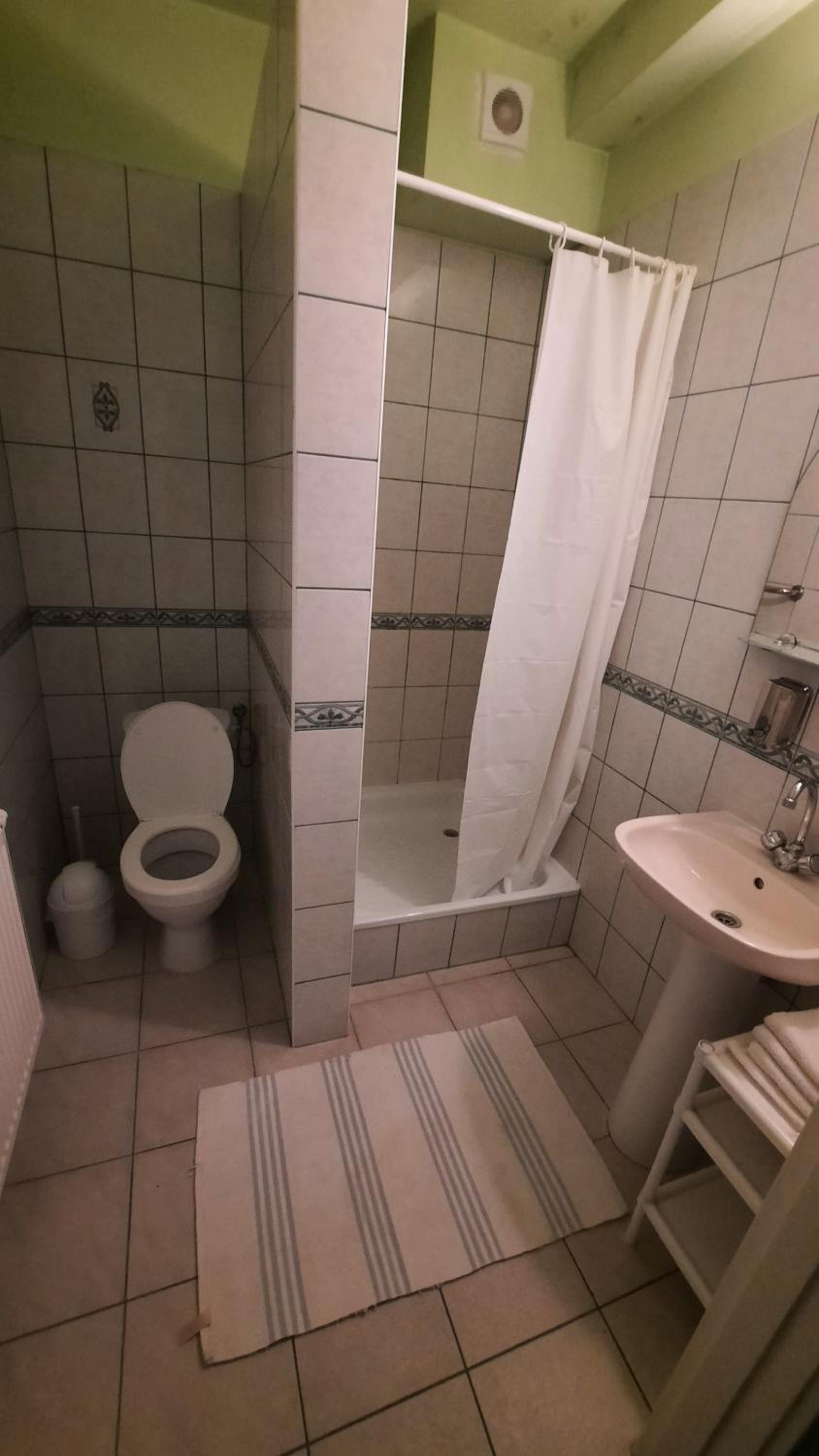 Large Twin Room - Photo 13