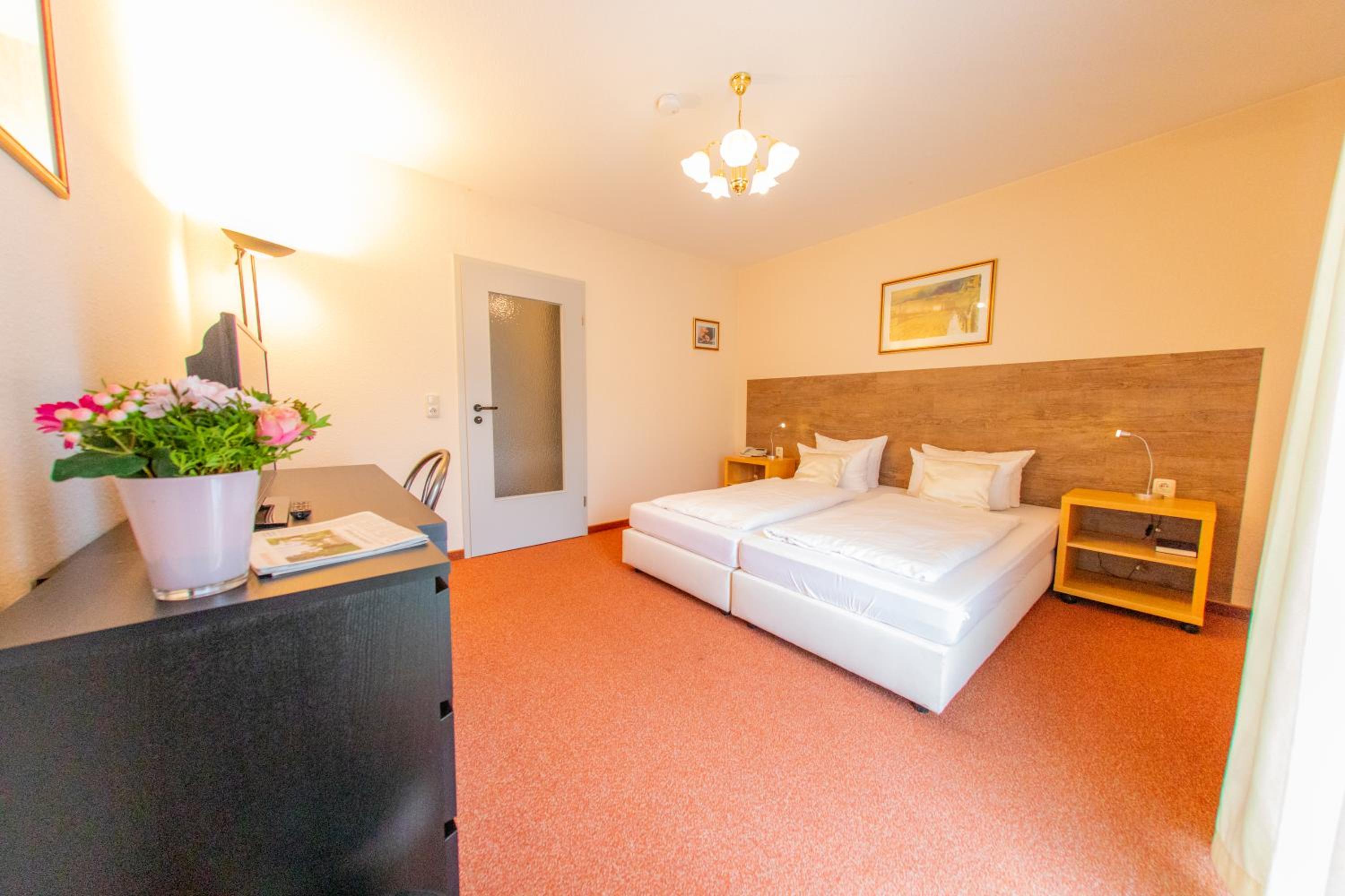 Double or Twin Room with Private Bathroom - Photo 4