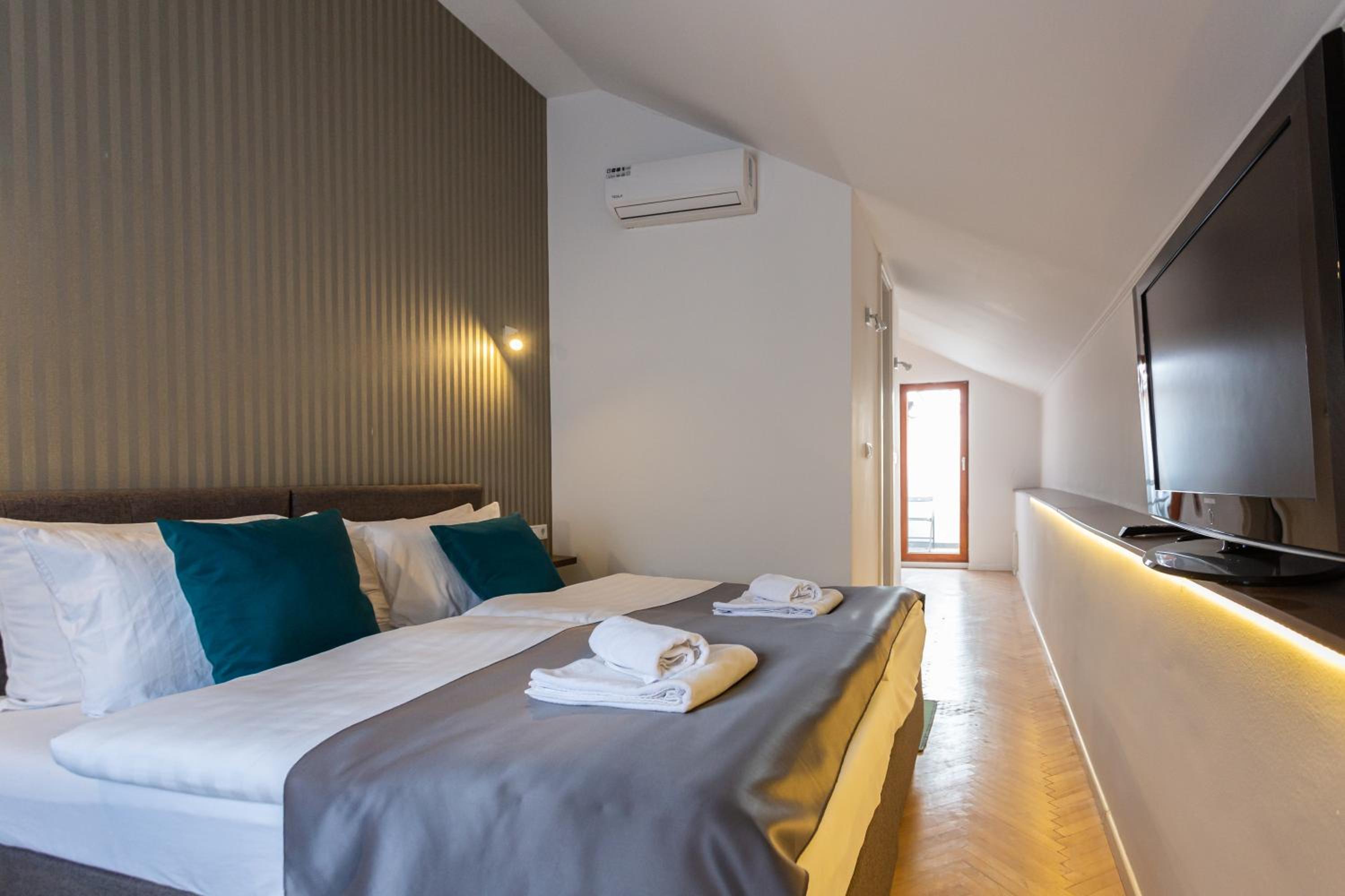Deluxe Double or Twin Room - Photo 12