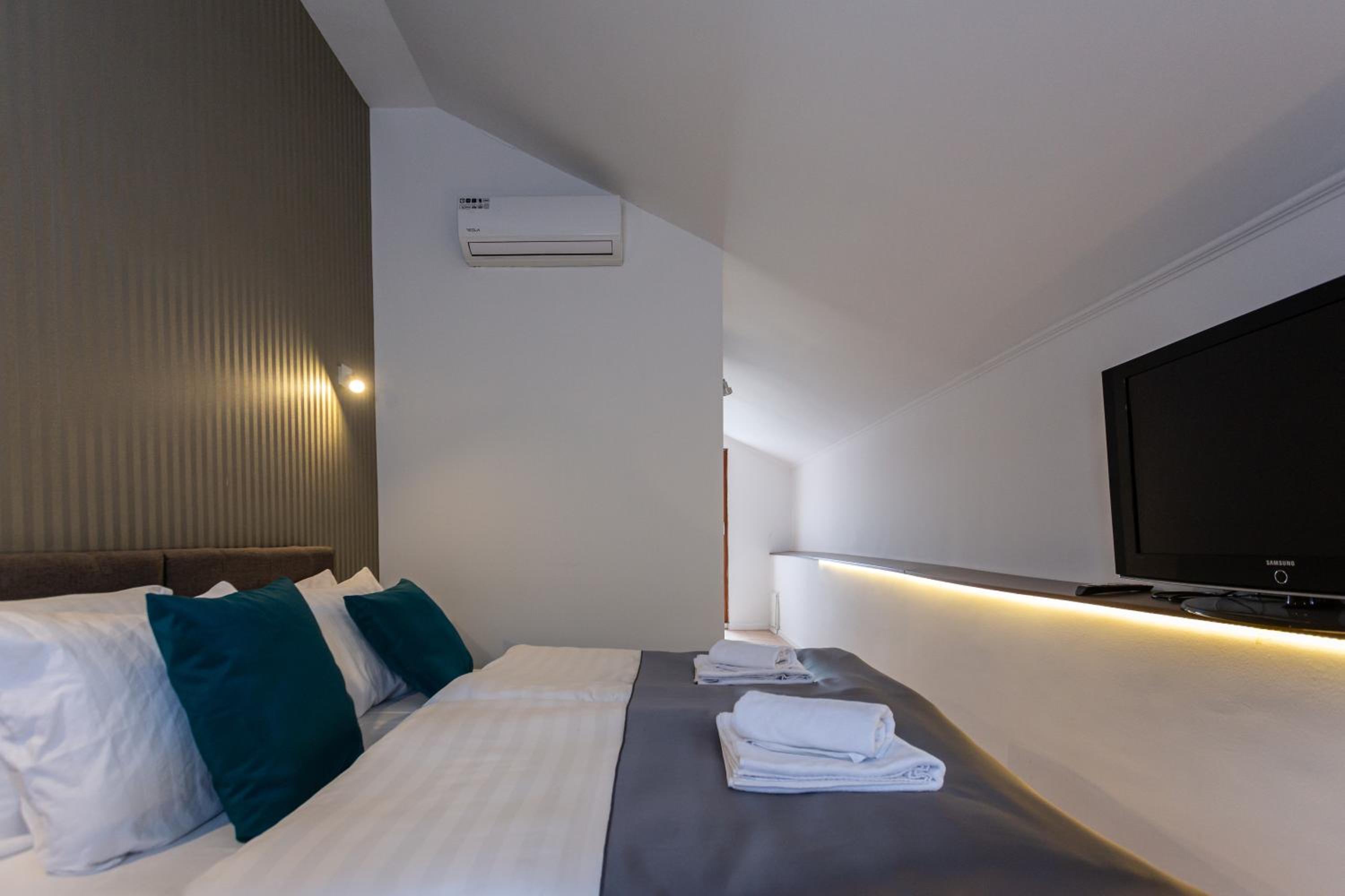 Deluxe Double or Twin Room - Photo 11