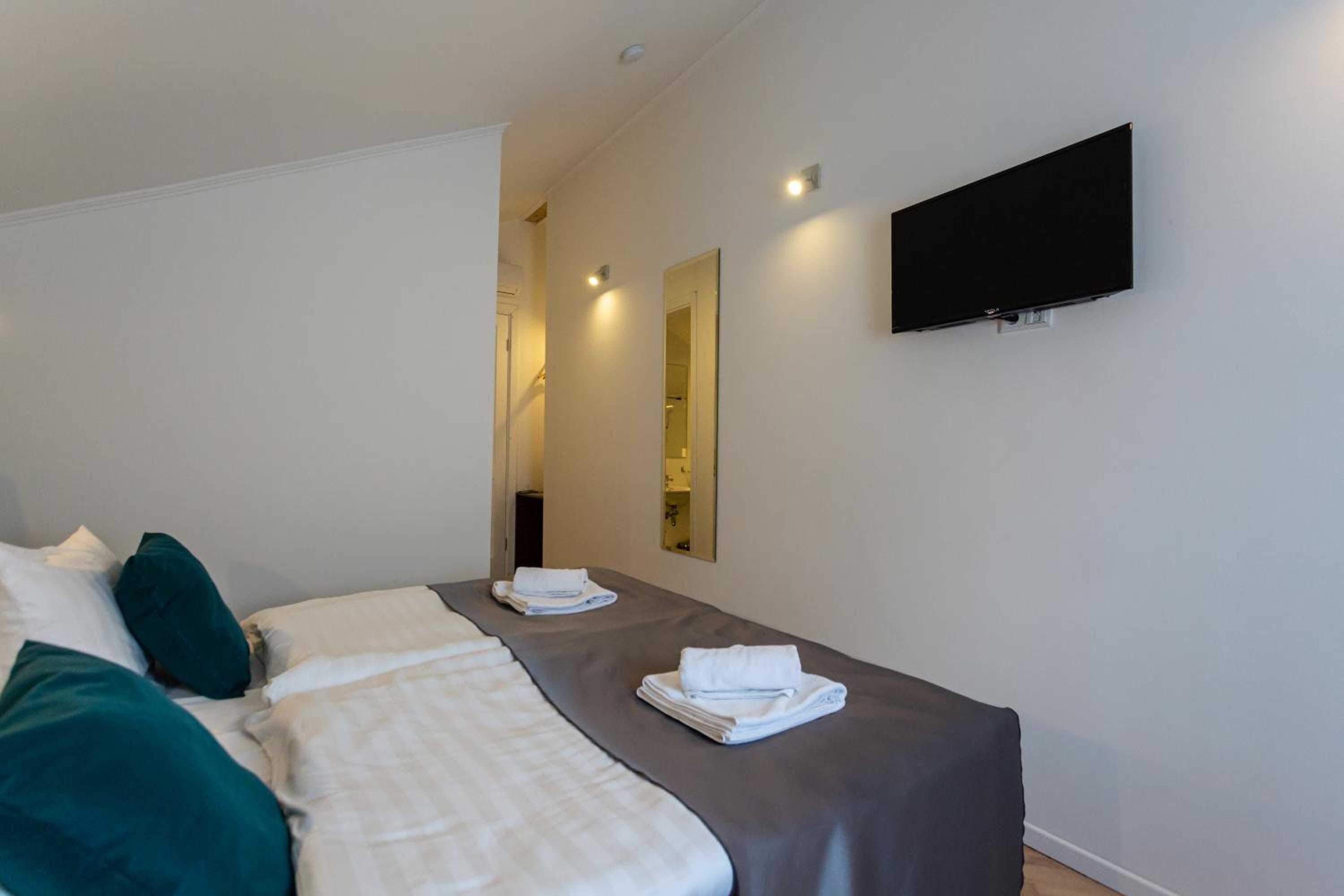 Deluxe Double or Twin Room - Photo 10