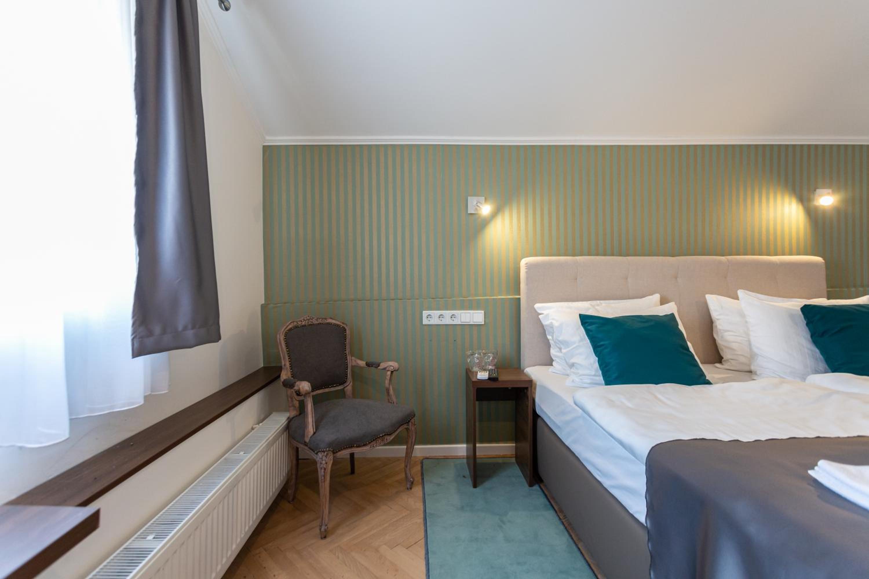 Deluxe Double or Twin Room - Photo 9