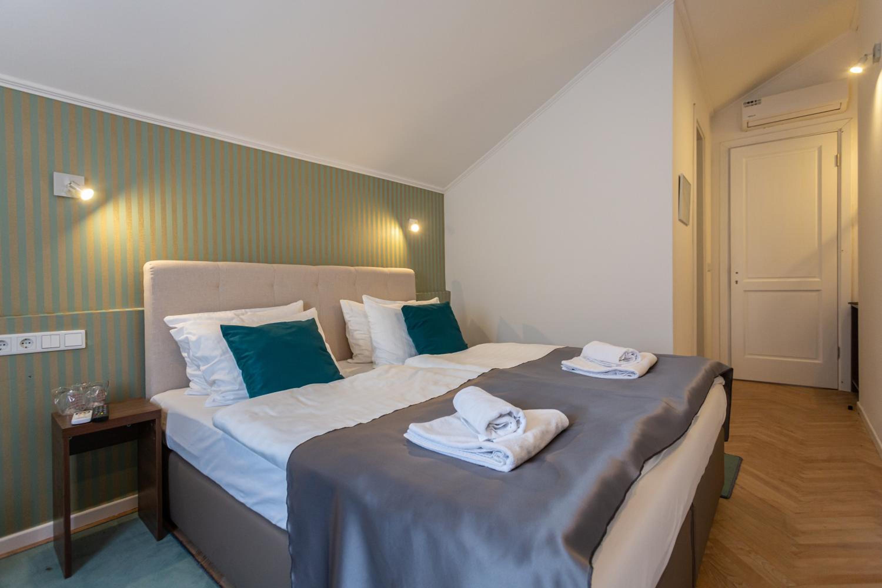 Deluxe Double or Twin Room - Photo 8