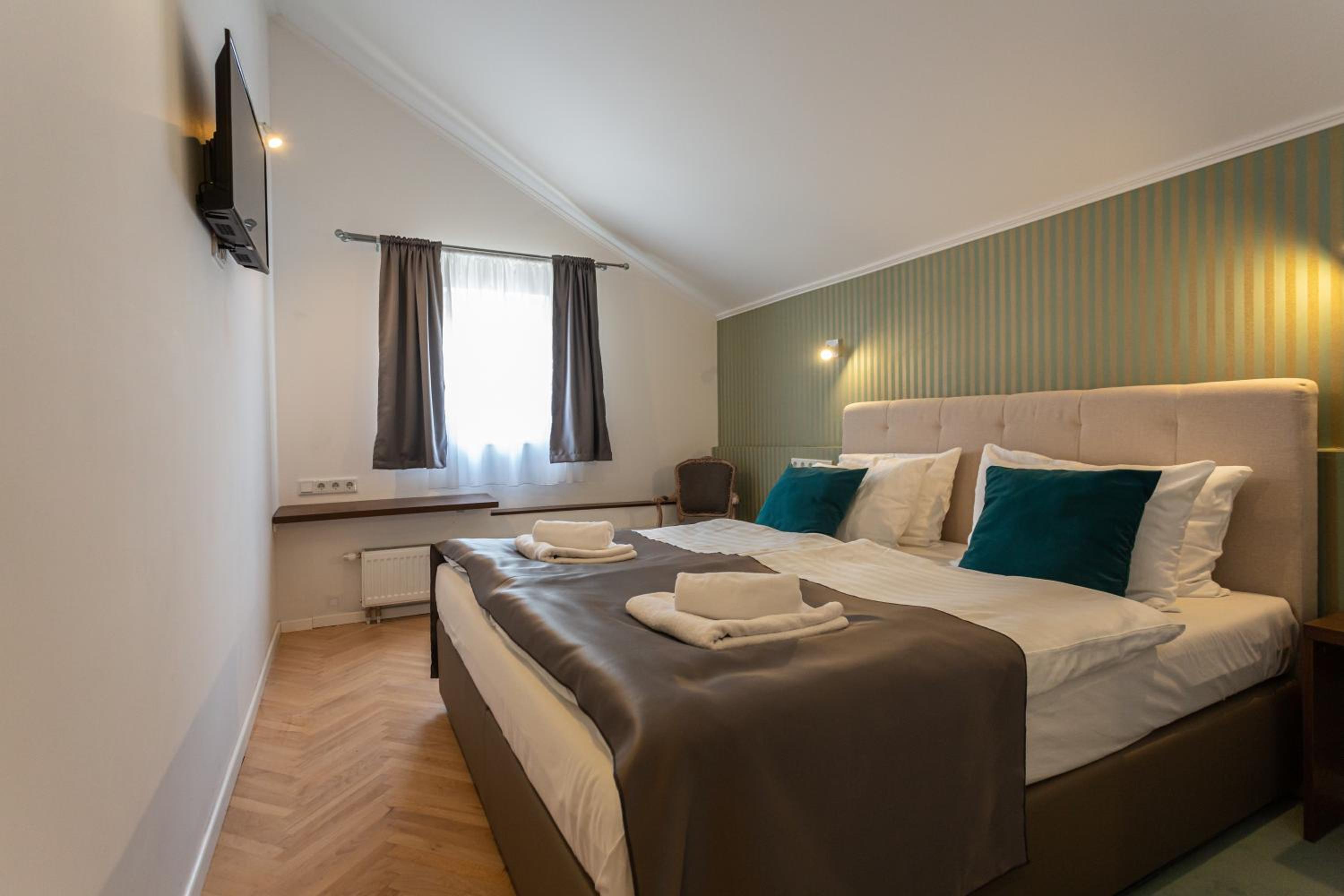 Deluxe Double or Twin Room - Photo 6