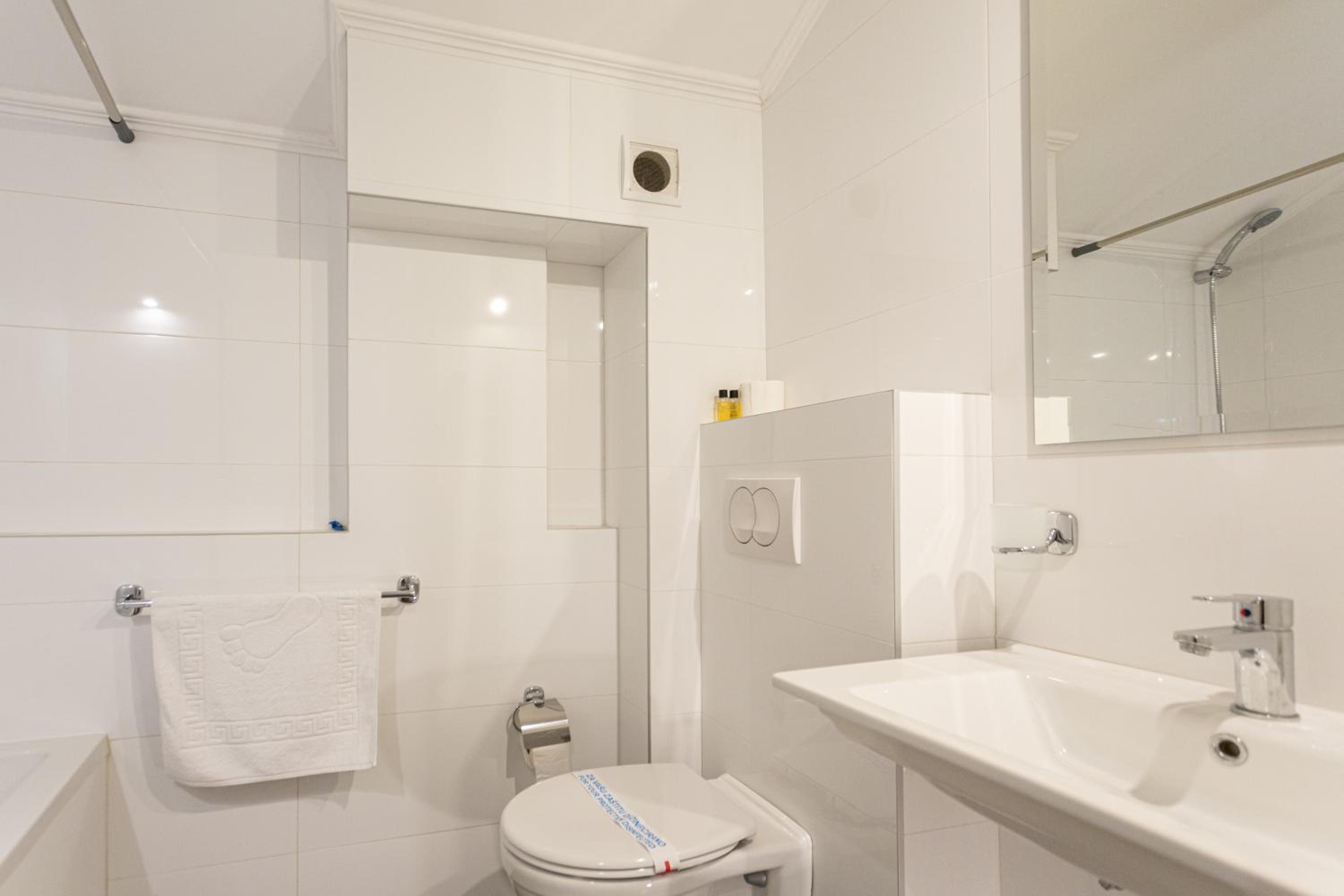 Deluxe Double or Twin Room - Photo 21