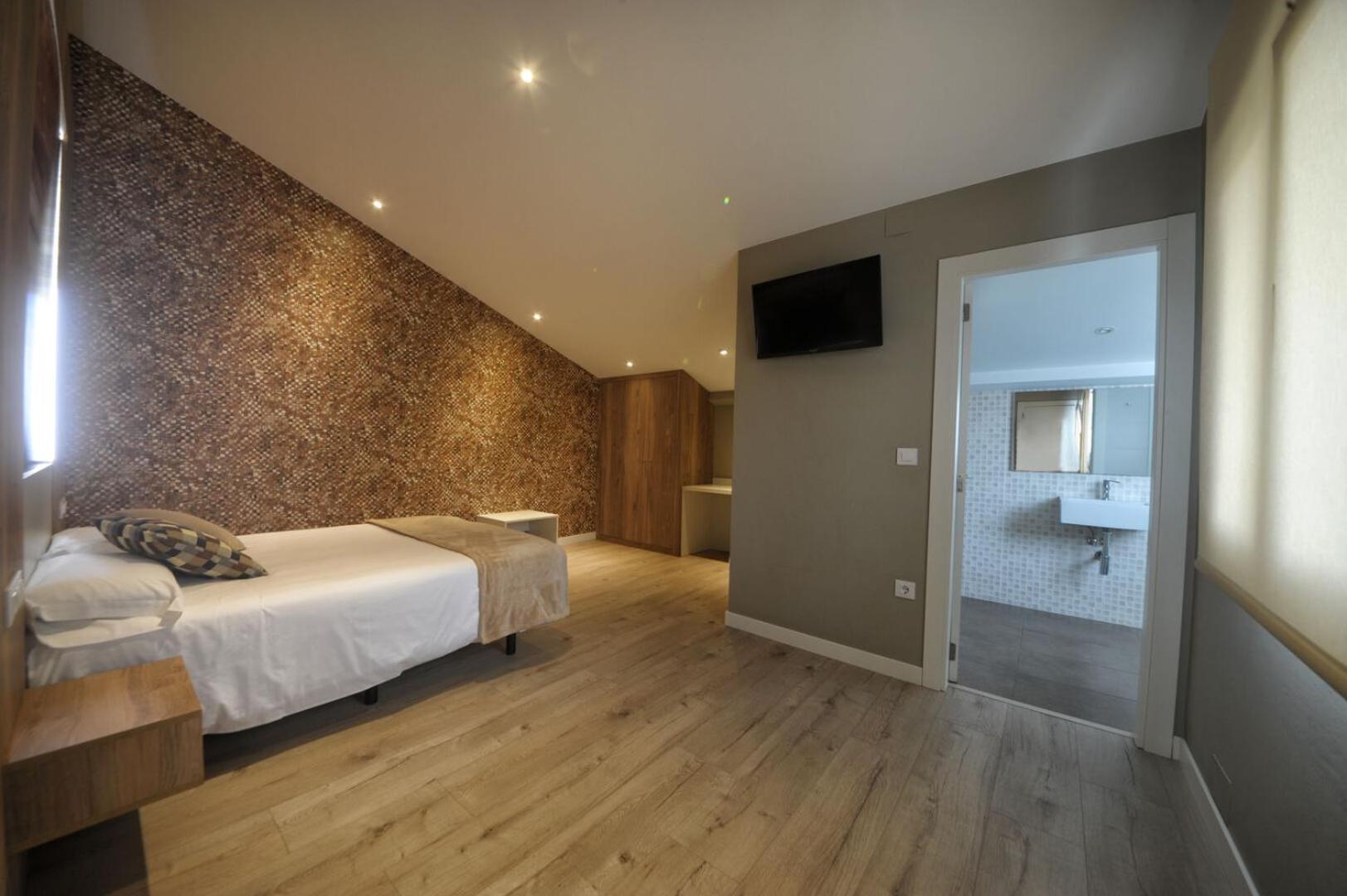 Triple Room with Private Bathroom - Photo 2
