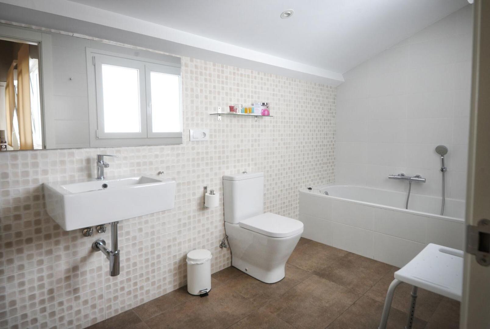 Triple Room with Private Bathroom - Photo 8