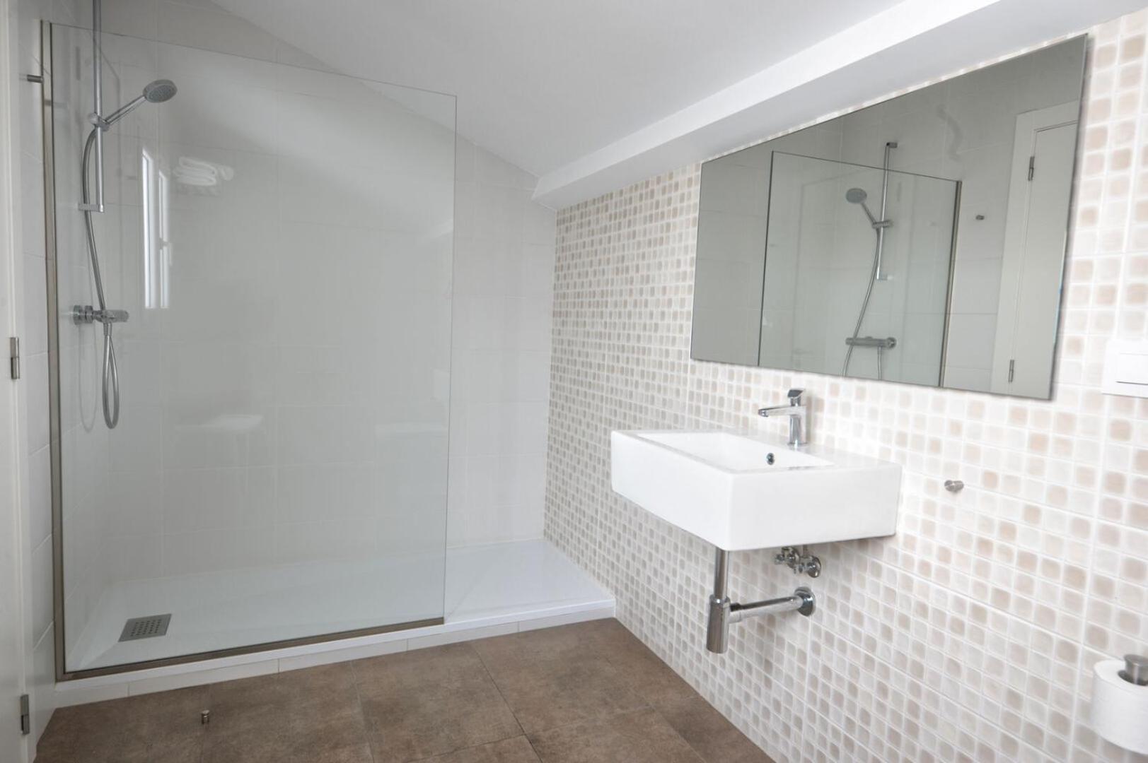 Triple Room with Private Bathroom - Photo 5