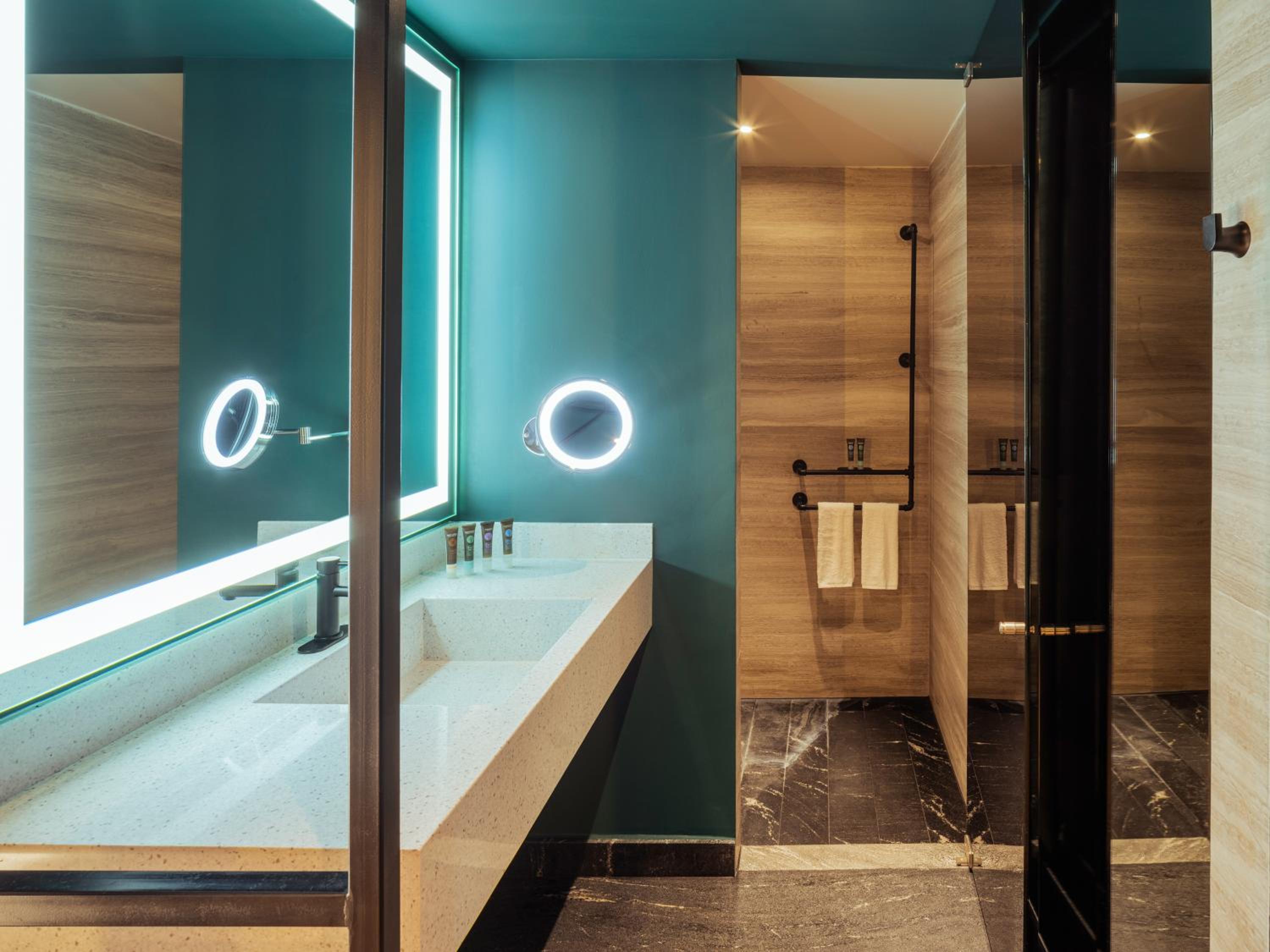 Superior King Suite - Photo 3