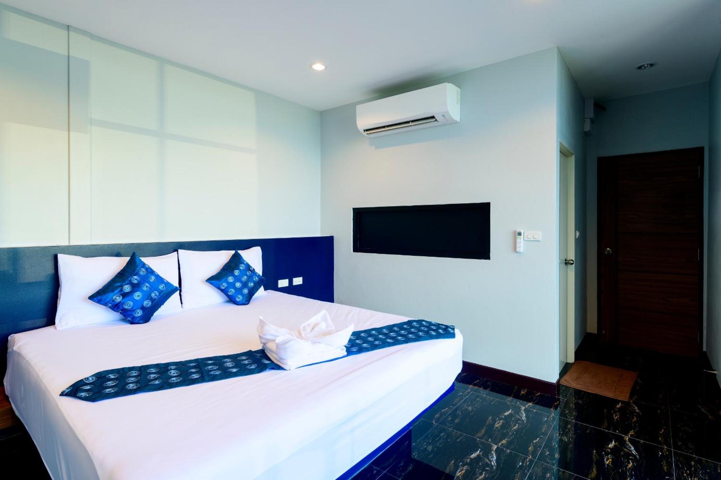 Deluxe King Suite - Photo 29