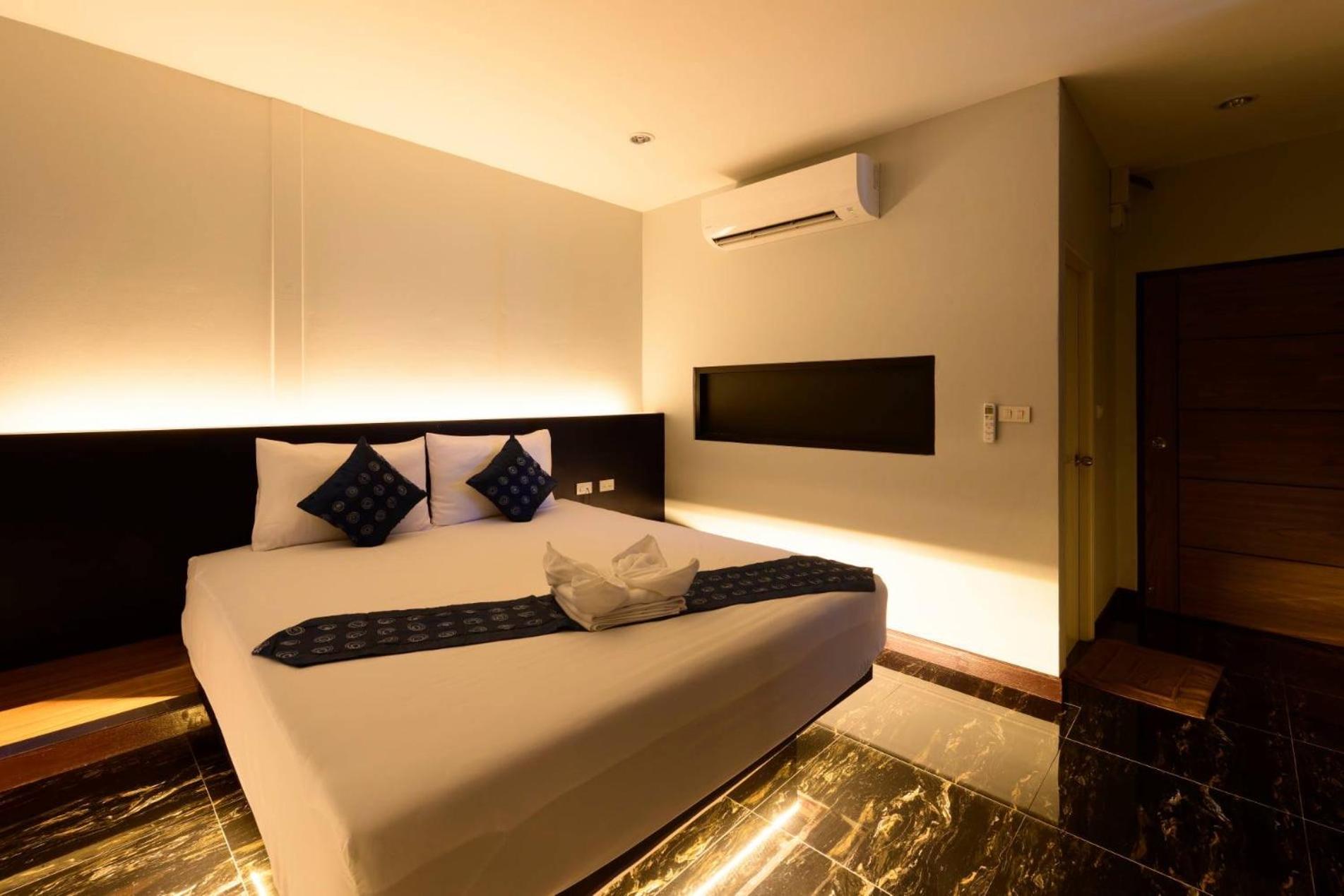 Deluxe King Suite - Photo 1