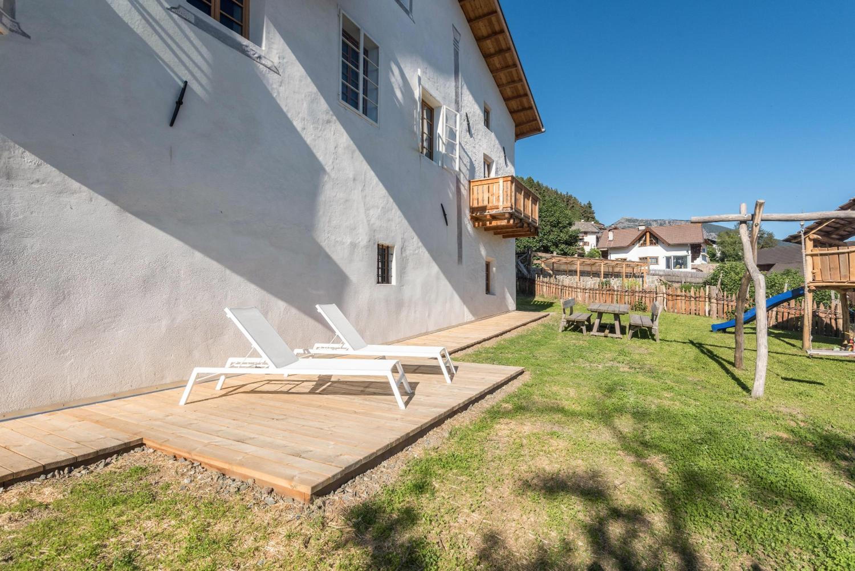 Two-Bedroom Deluxe Apartment with Garden View photo 2