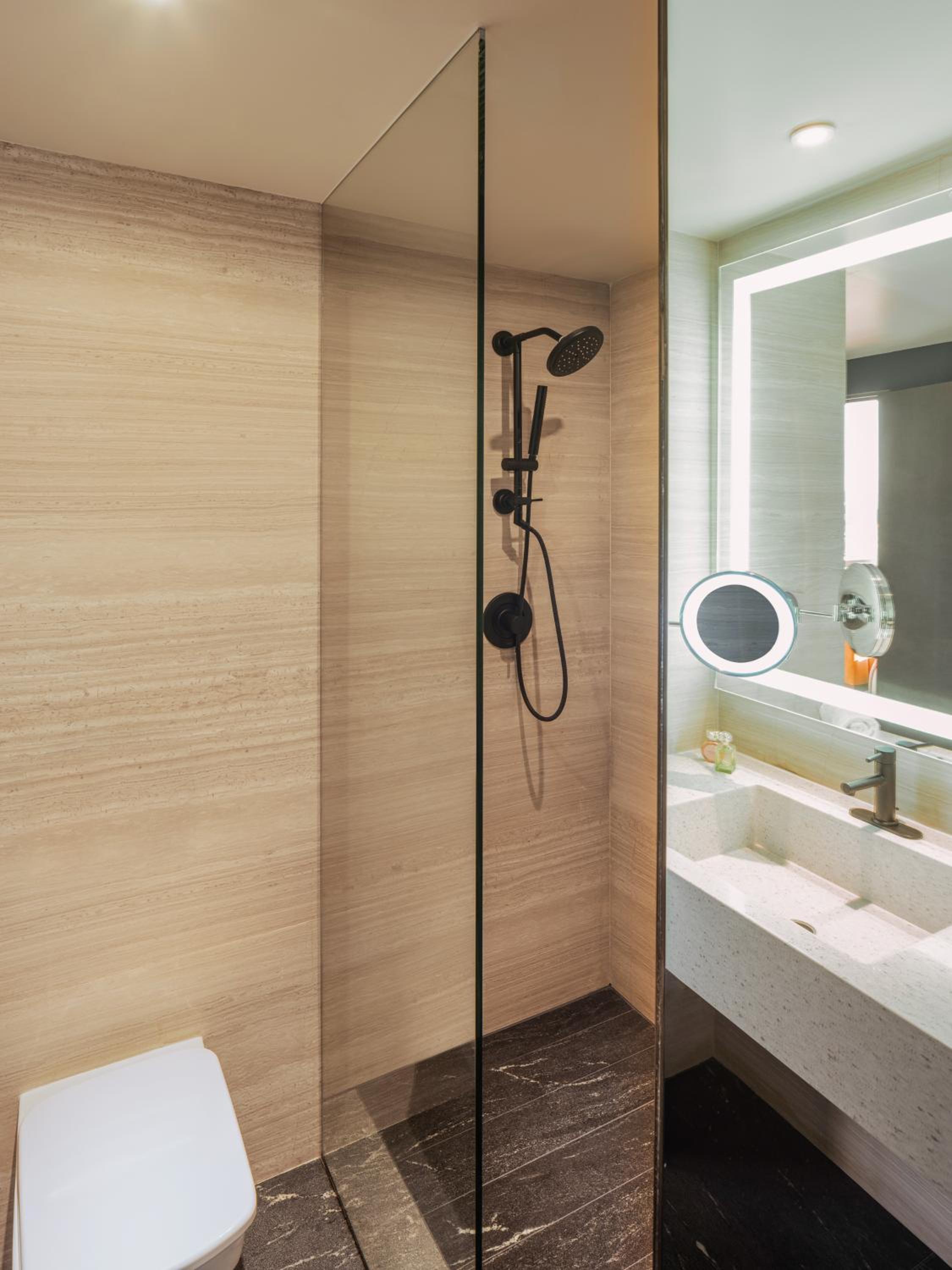 Deluxe Suite with Spa Bath - Photo 2