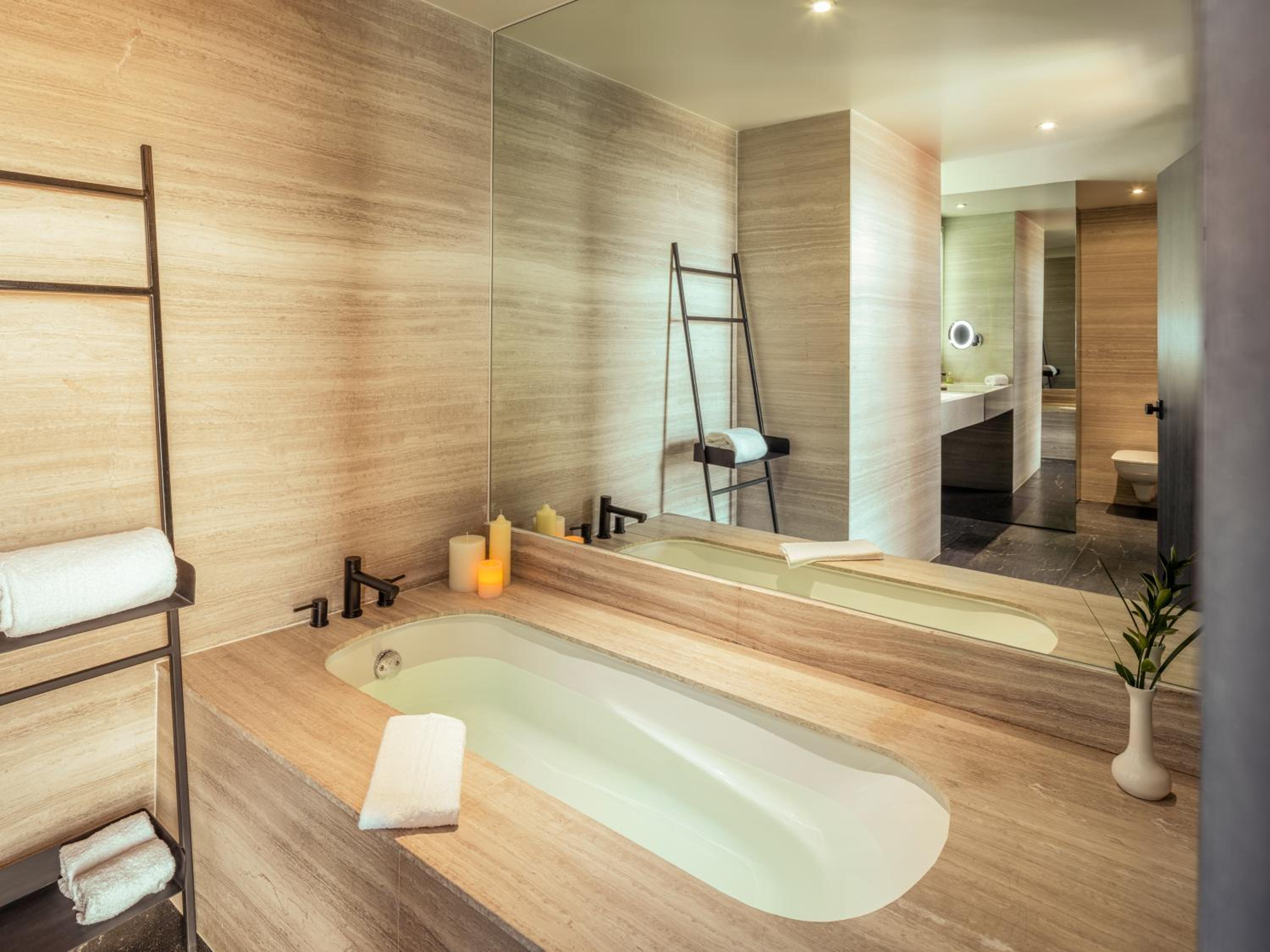Deluxe Suite with Spa Bath - Photo 4