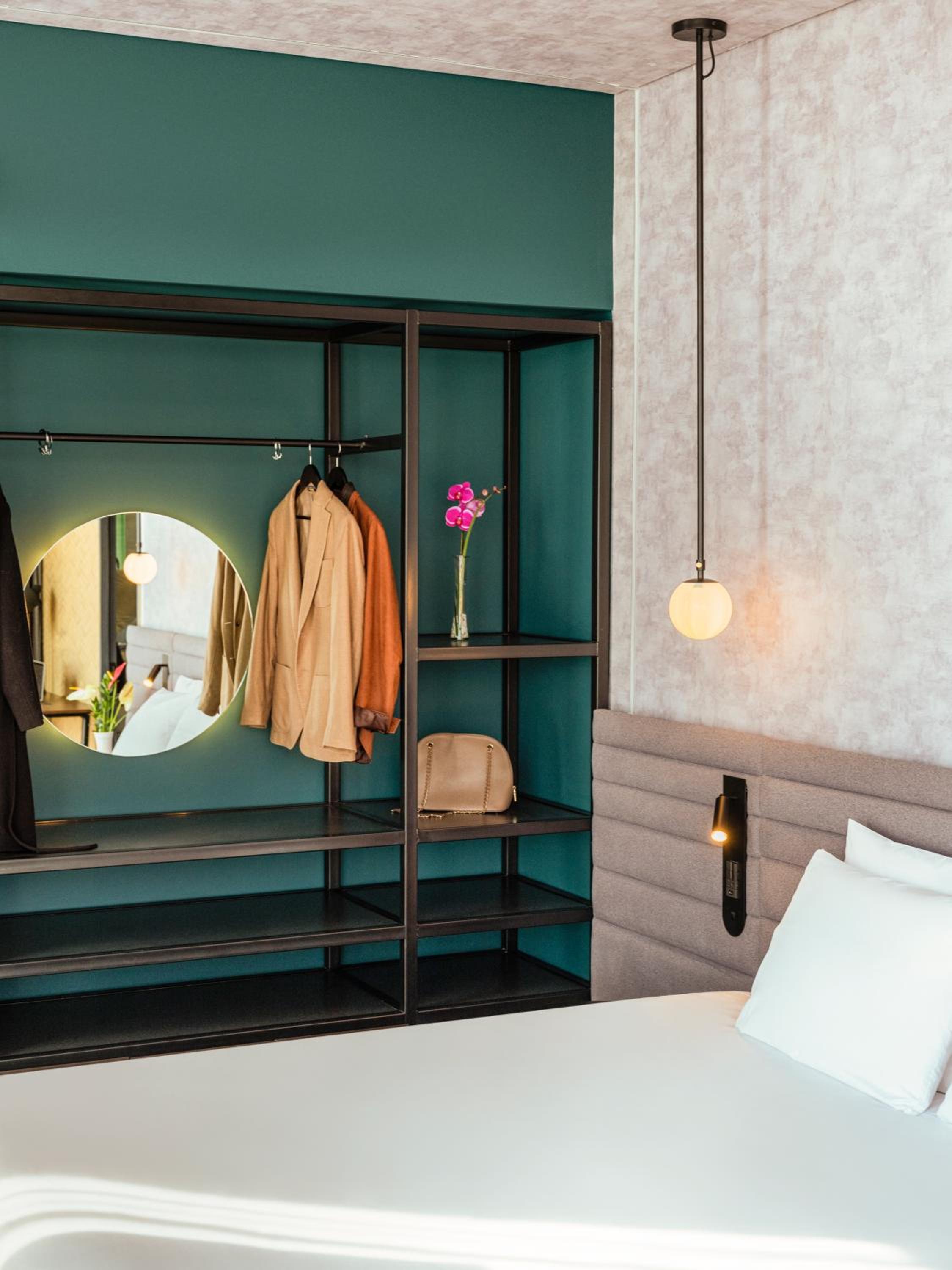 Deluxe Suite with Spa Bath - Photo 6