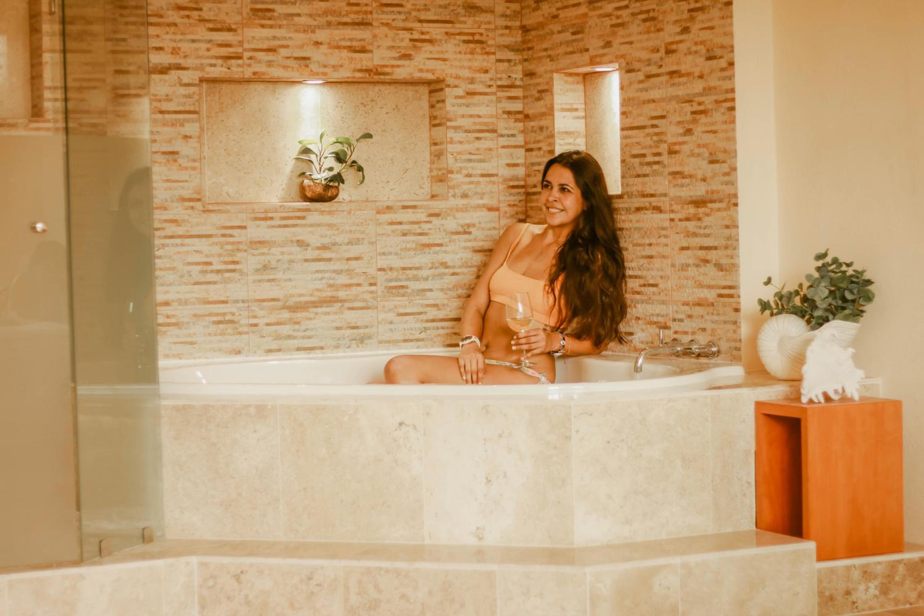 Deluxe Suite with Spa Bath - Photo 8