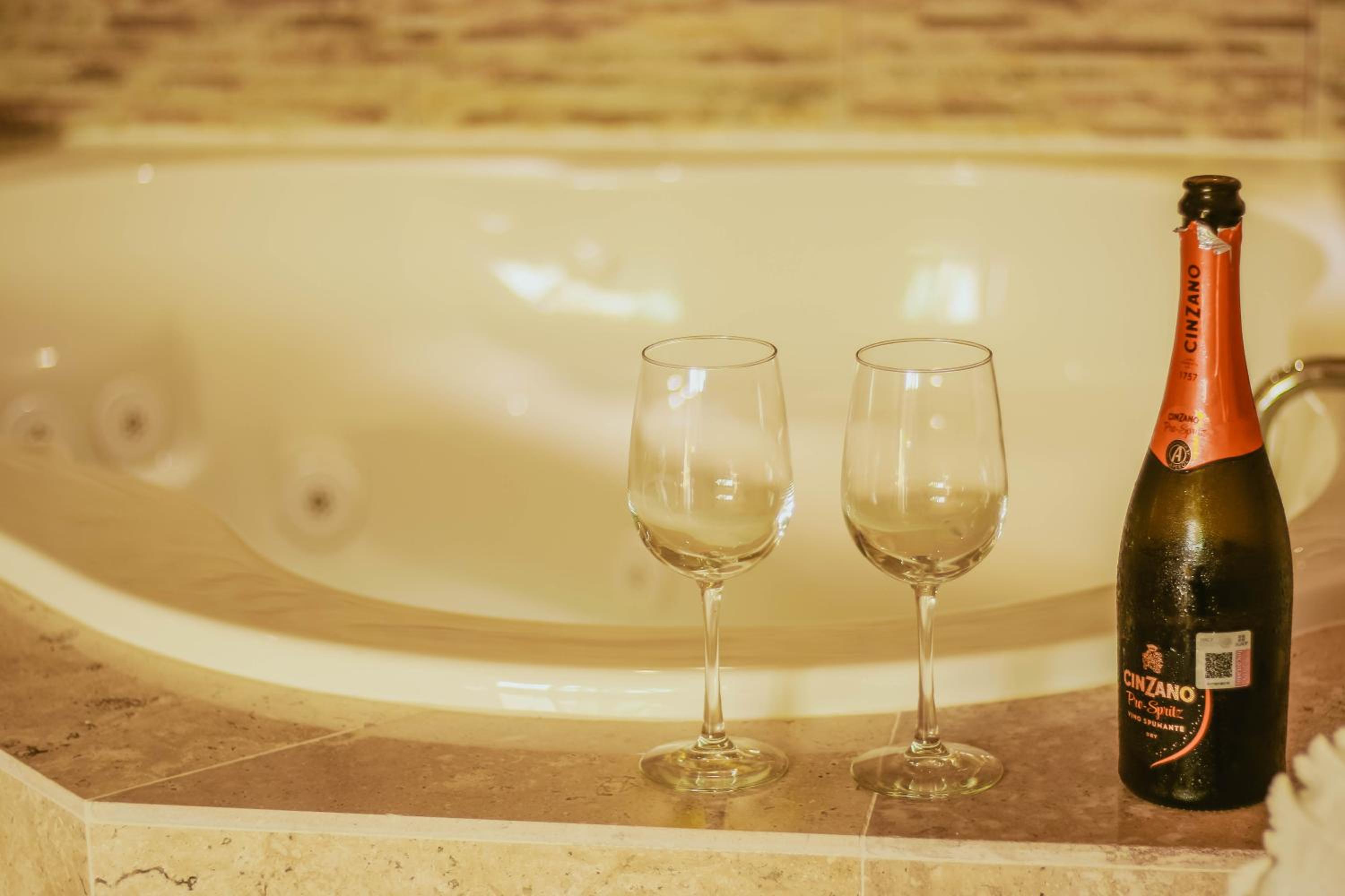Deluxe Suite with Spa Bath - Photo 9