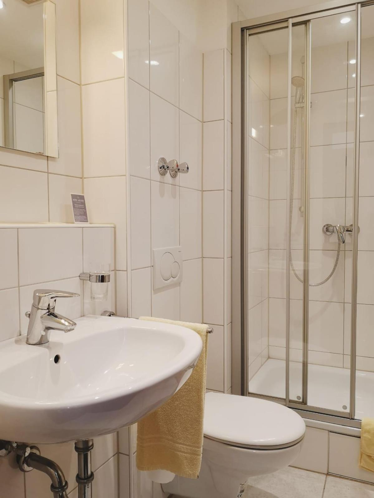 Double Room with Private Bathroom - Photo 3