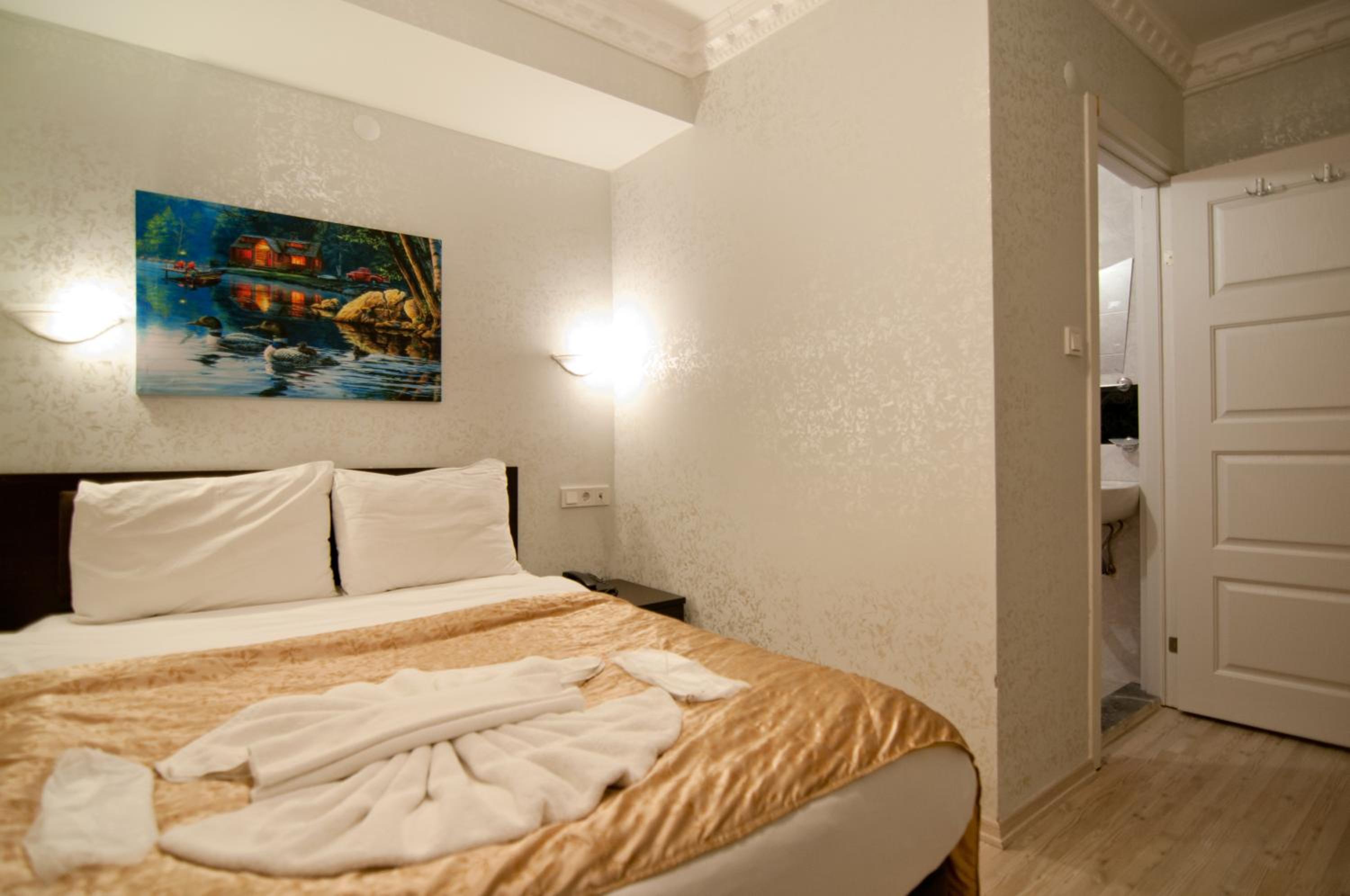 Budget Double Room photo 3