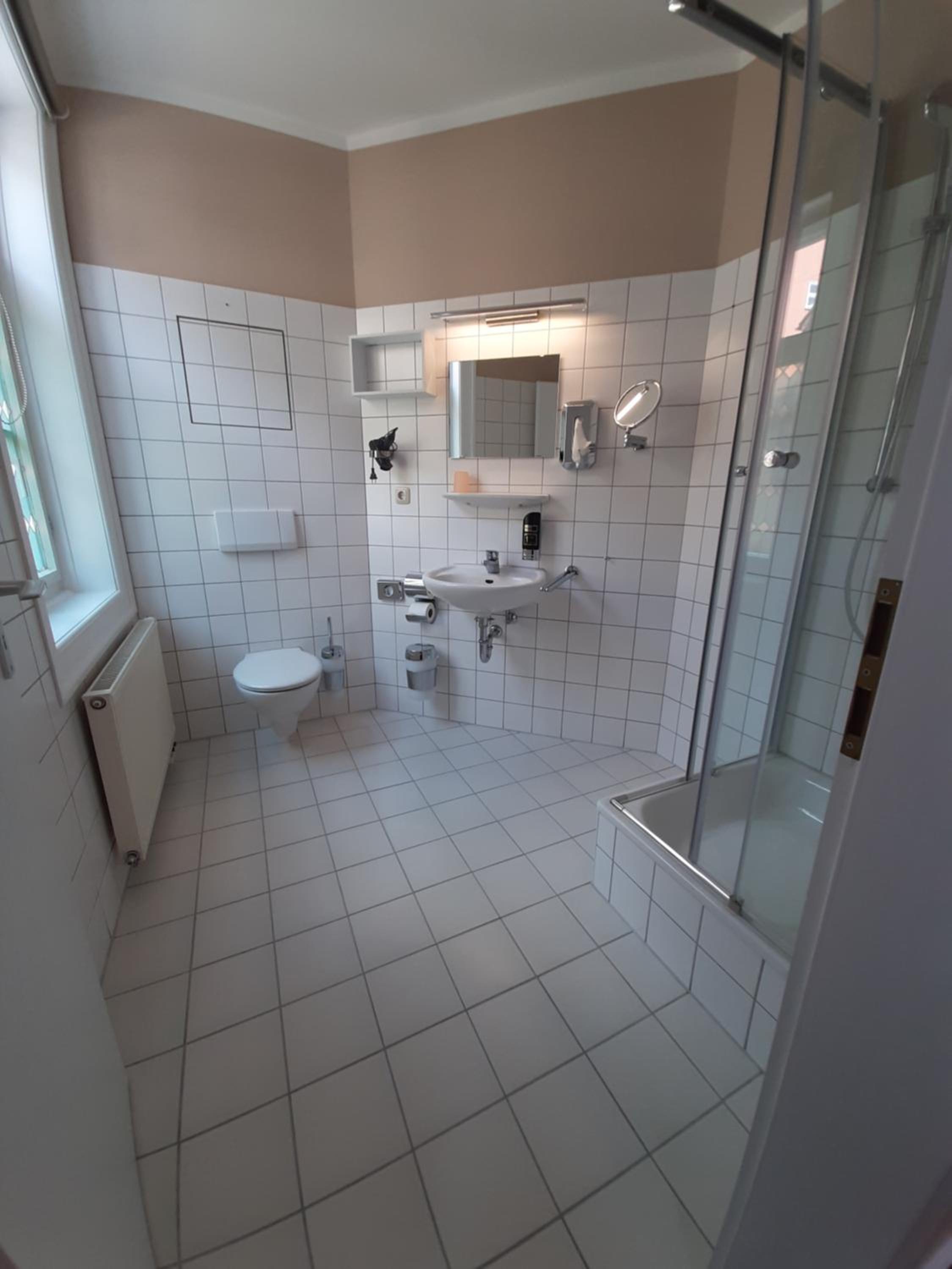 Double Room with Private Bathroom - Photo 9