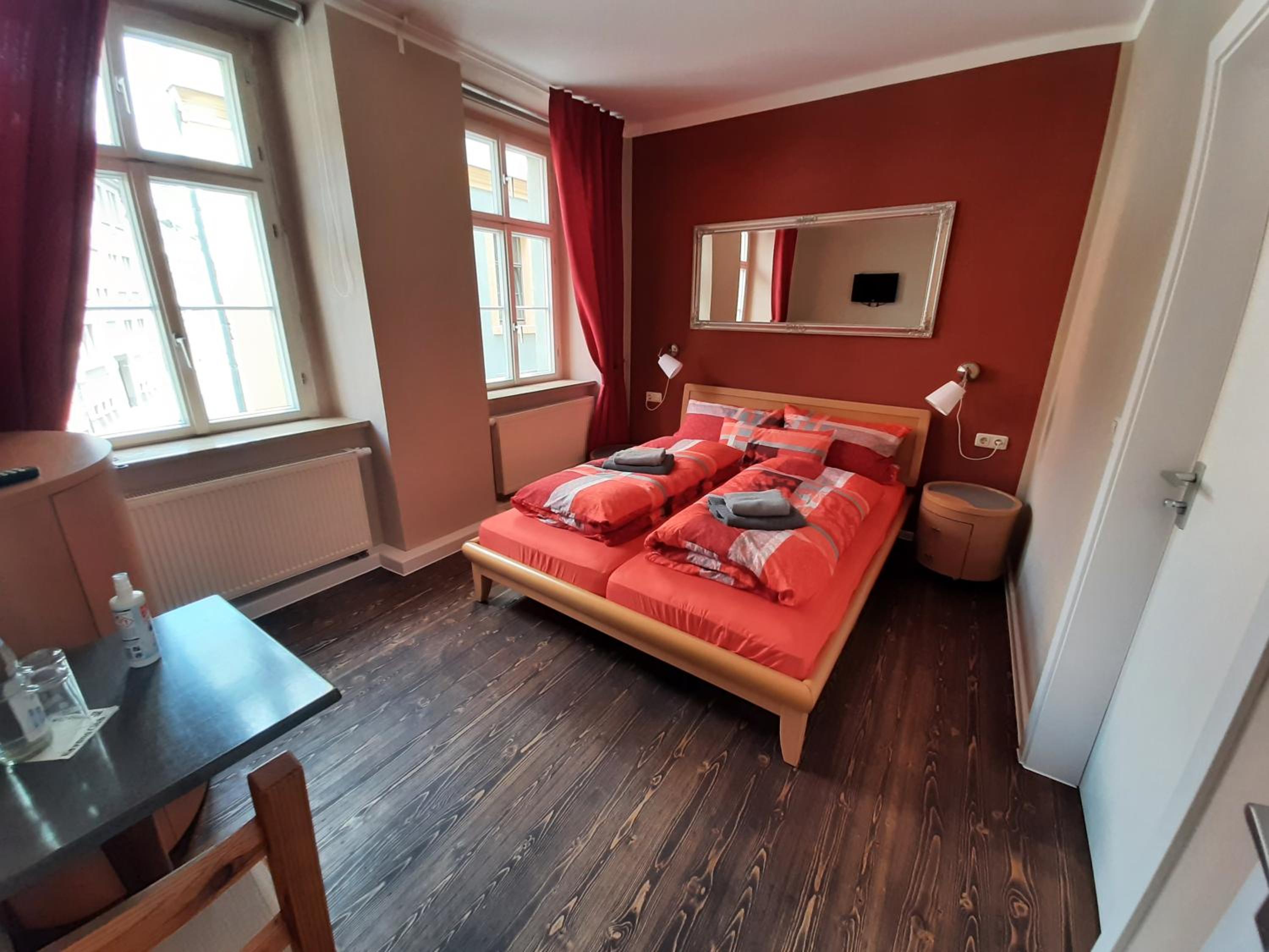 Double Room with Private Bathroom - Photo 8
