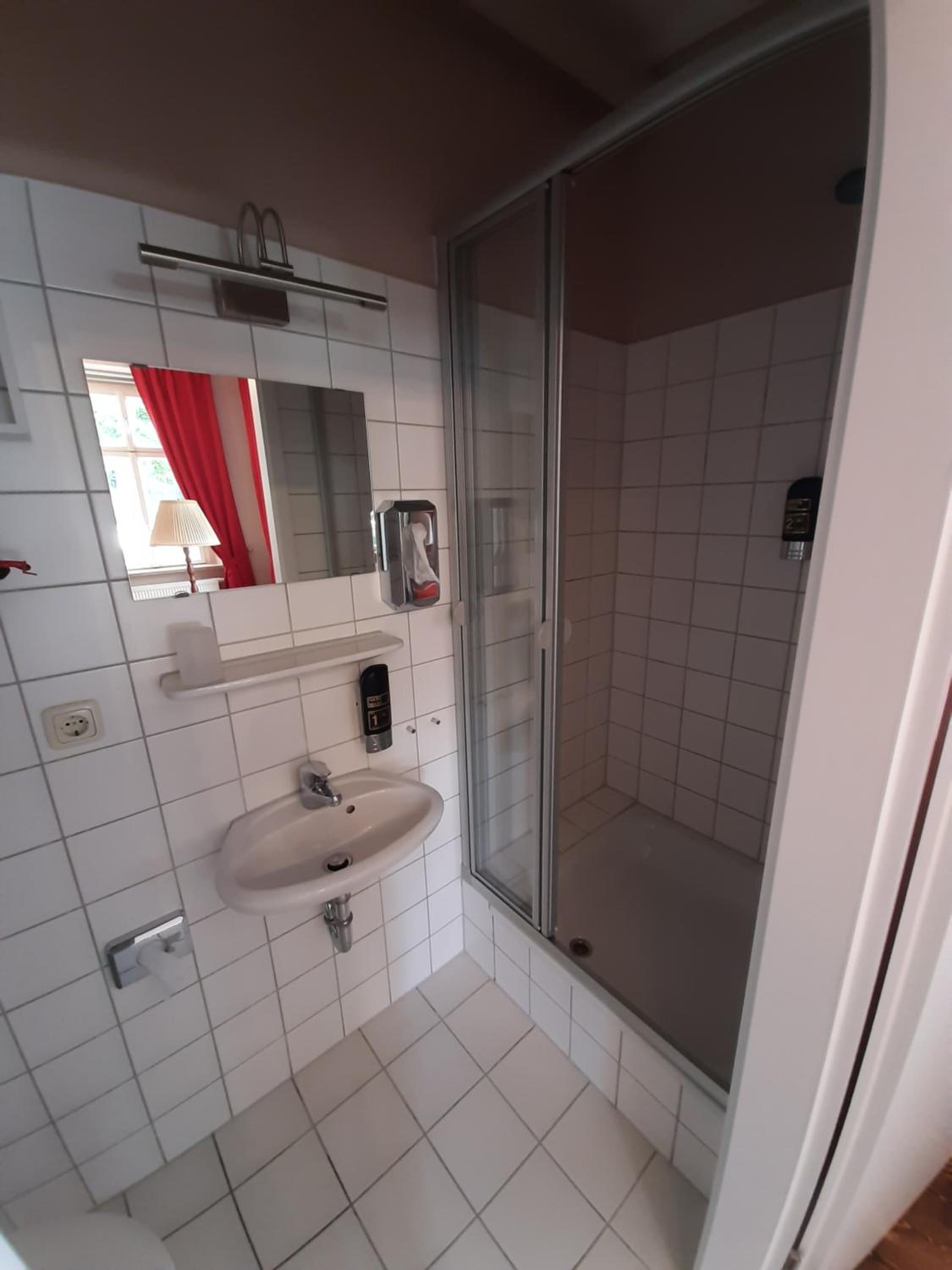 Double Room with Private Bathroom - Photo 10