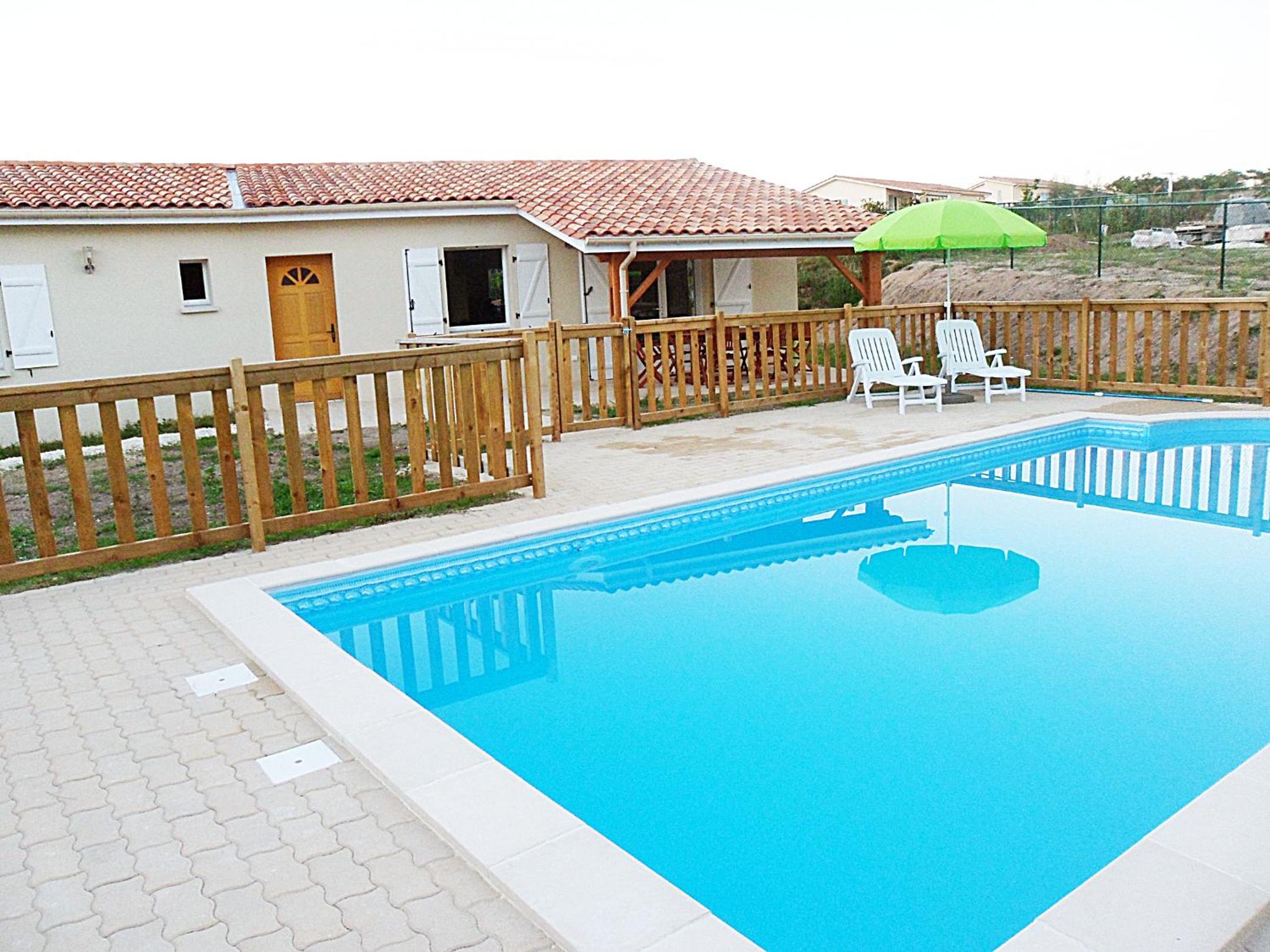 Three-Bedroom House with Swimming Pool photo 1