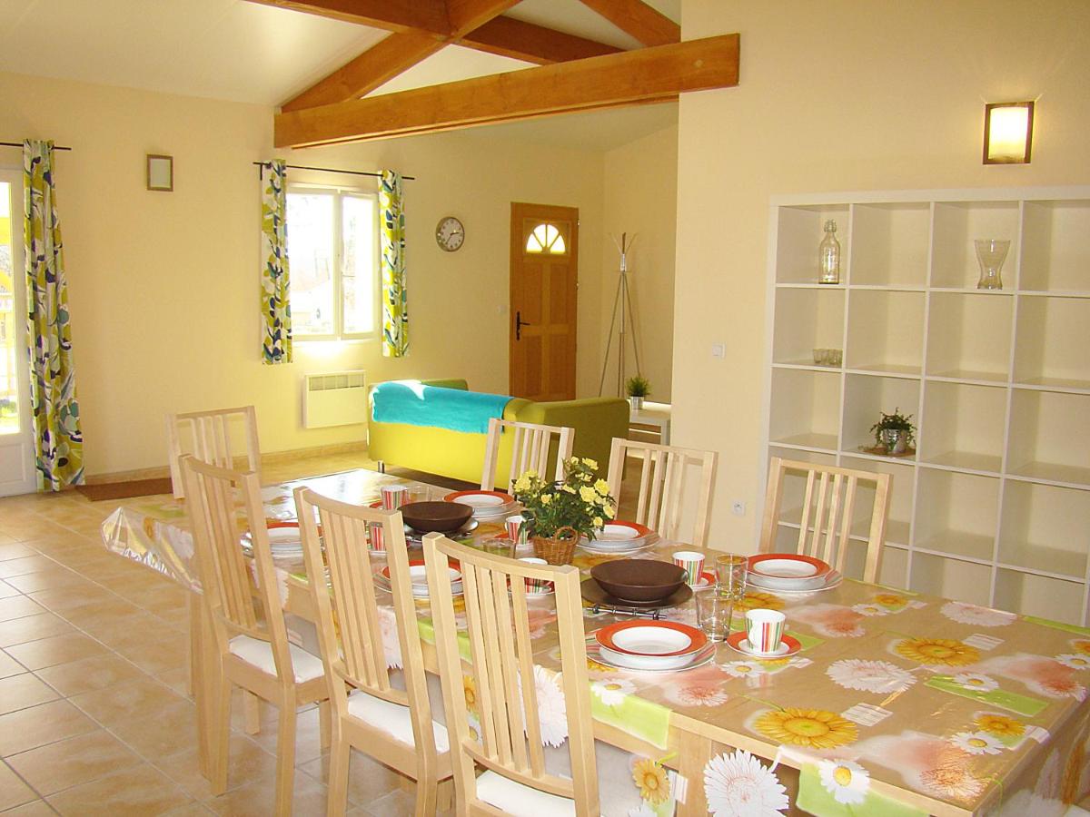 Three-Bedroom House with Swimming Pool photo 2