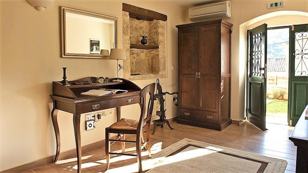 Deluxe King Suite photo 3
