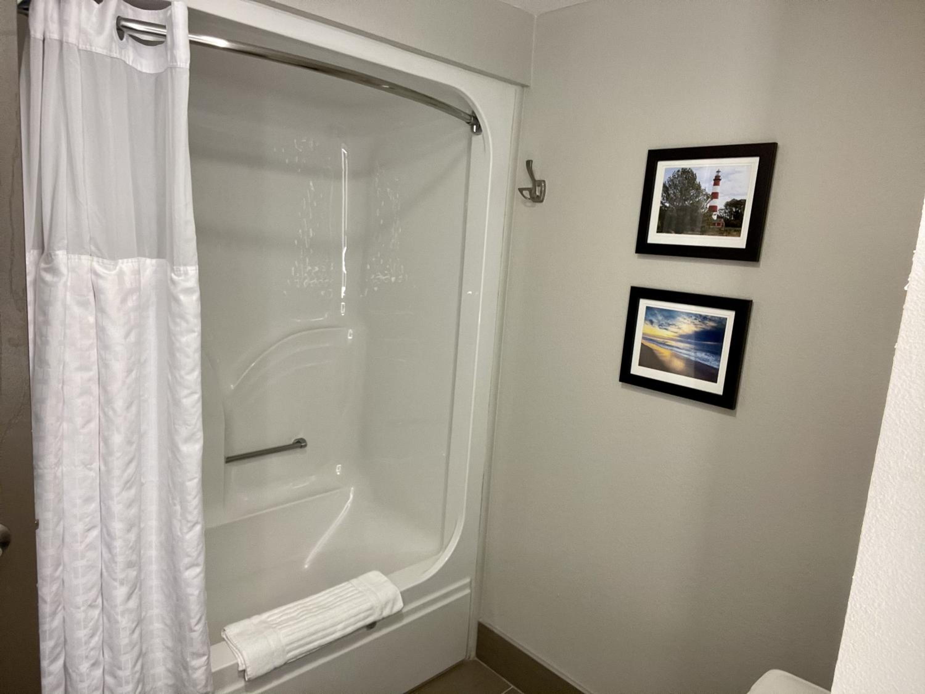 Deluxe View King Suite - Photo 13