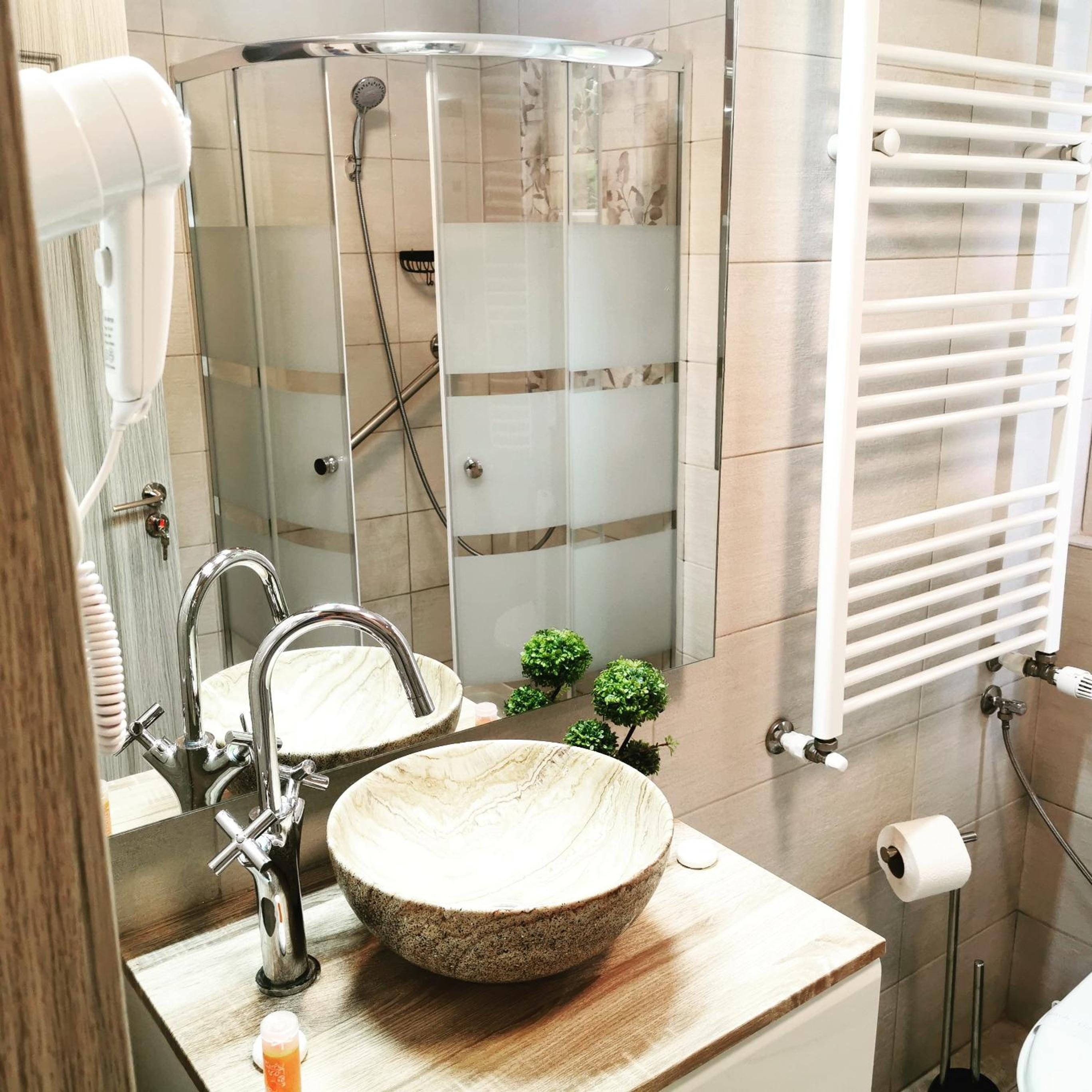 Double Room with Private Bathroom - Photo 22