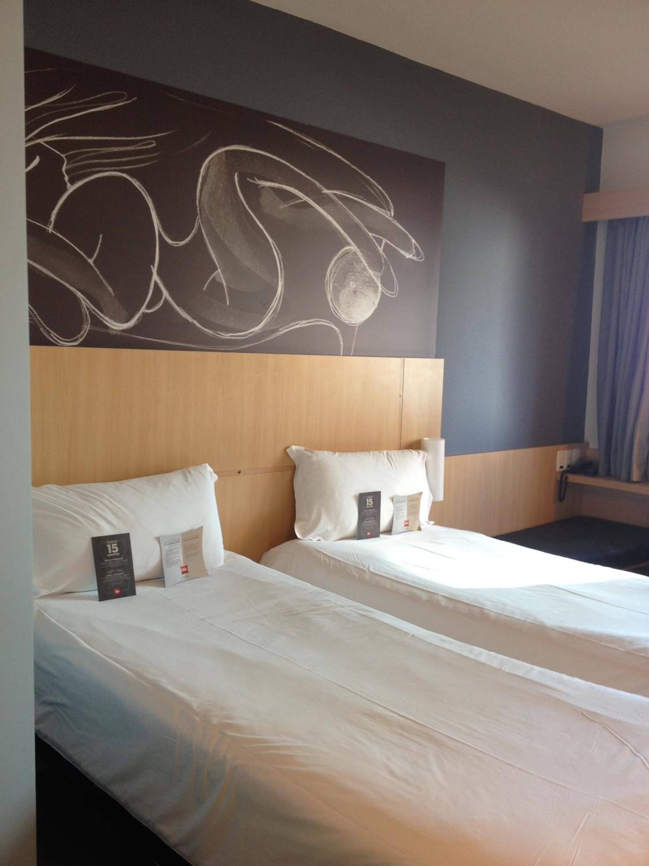 Standard Twin Room - Photo 12
