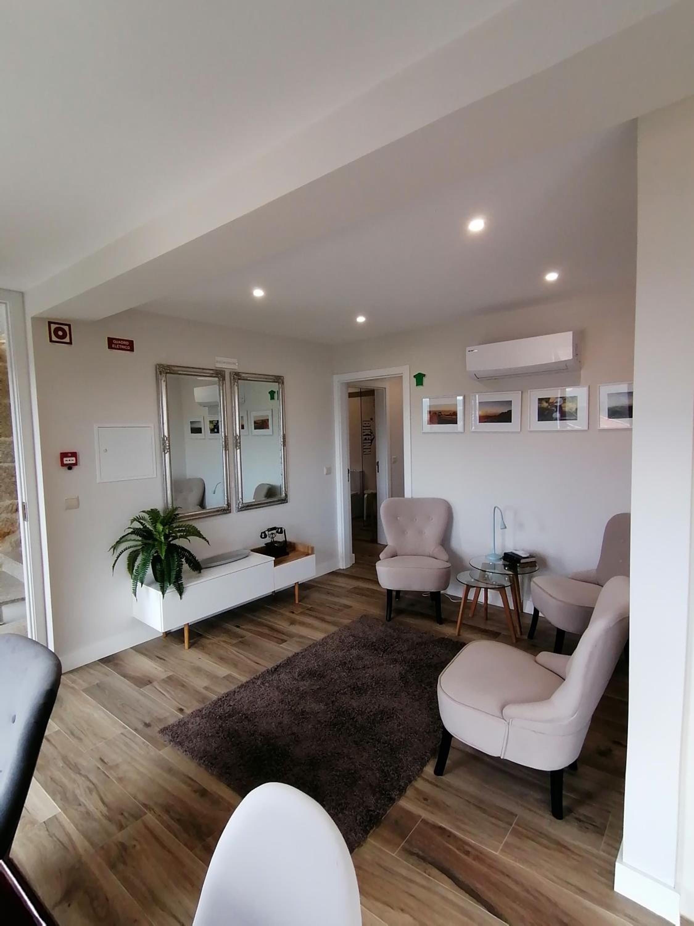 Five-Bedroom House photo 1