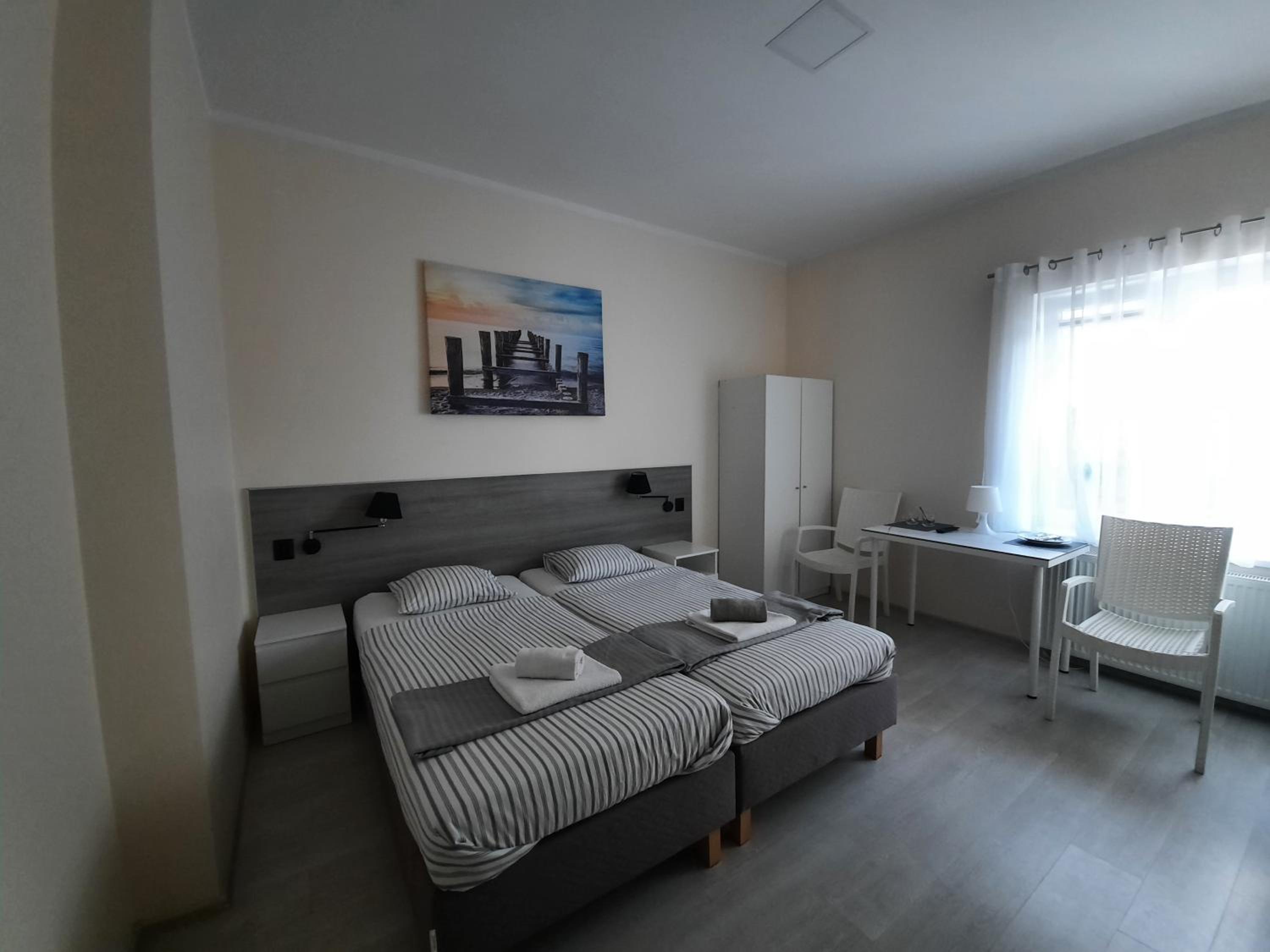 Large Double or Twin Room - Photo 1