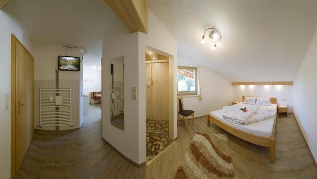 One-Bedroom Apartment with Shower photo 1