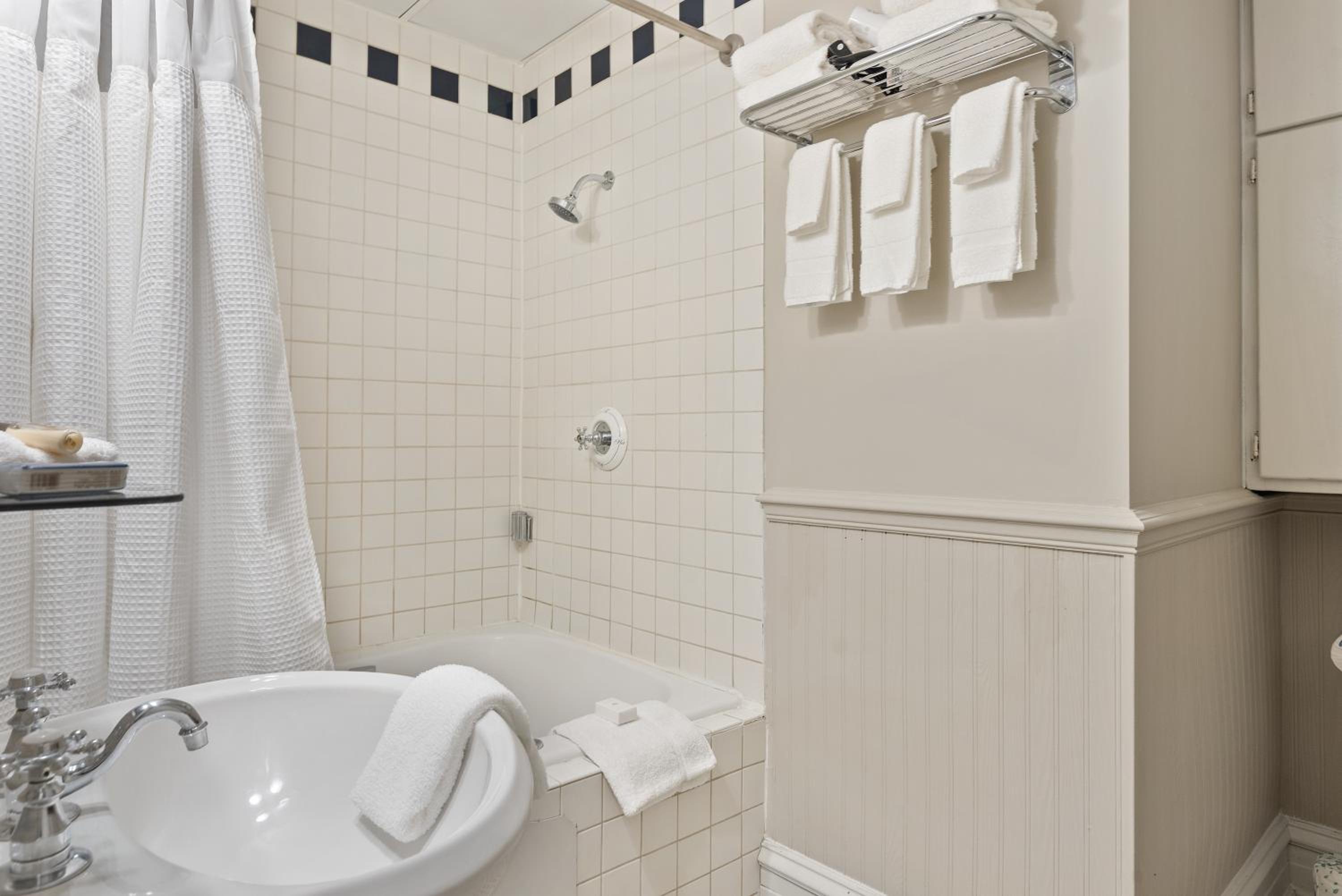 Deluxe Queen Suite photo 2