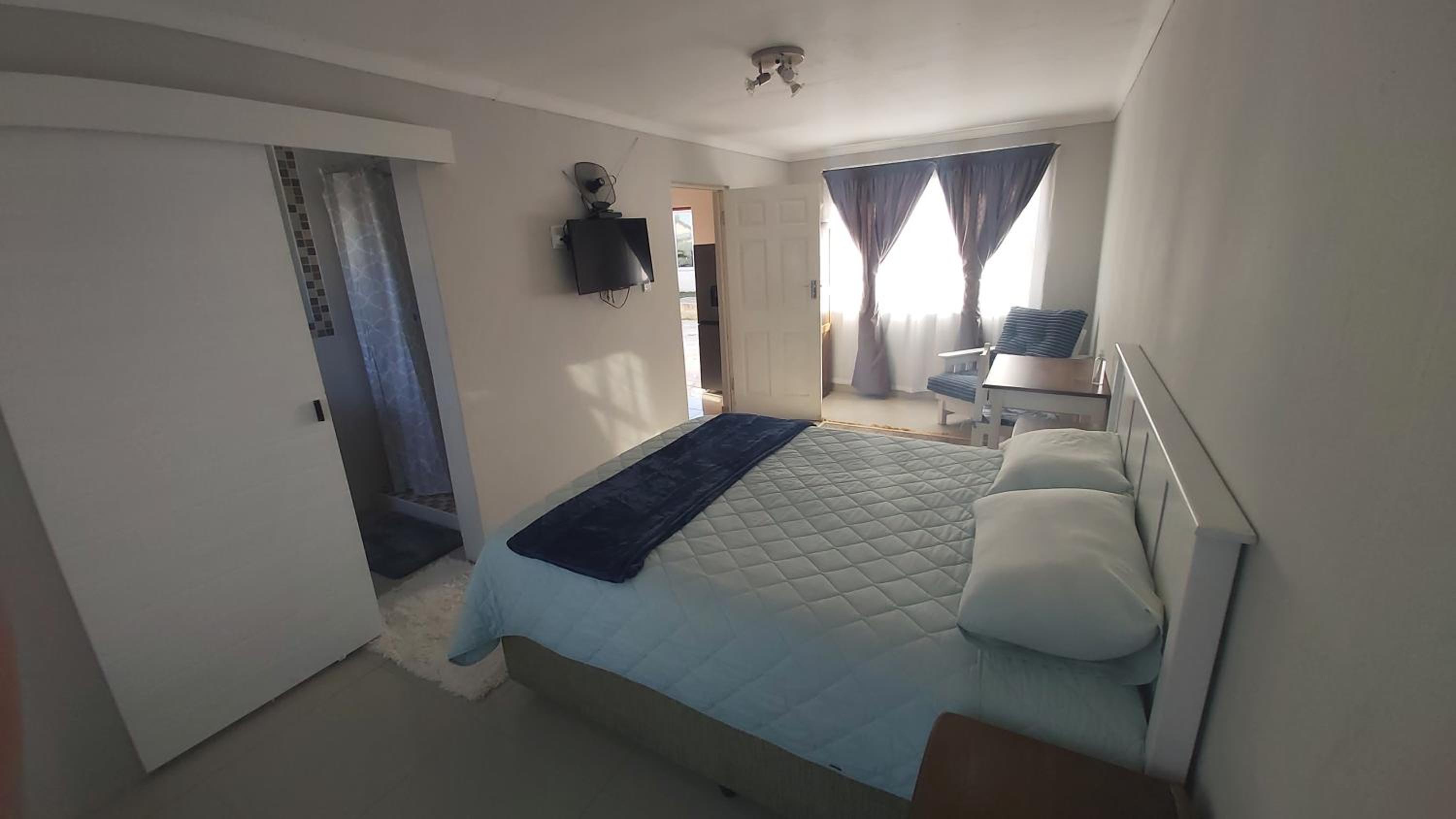 One-Bedroom Apartment - Photo 1