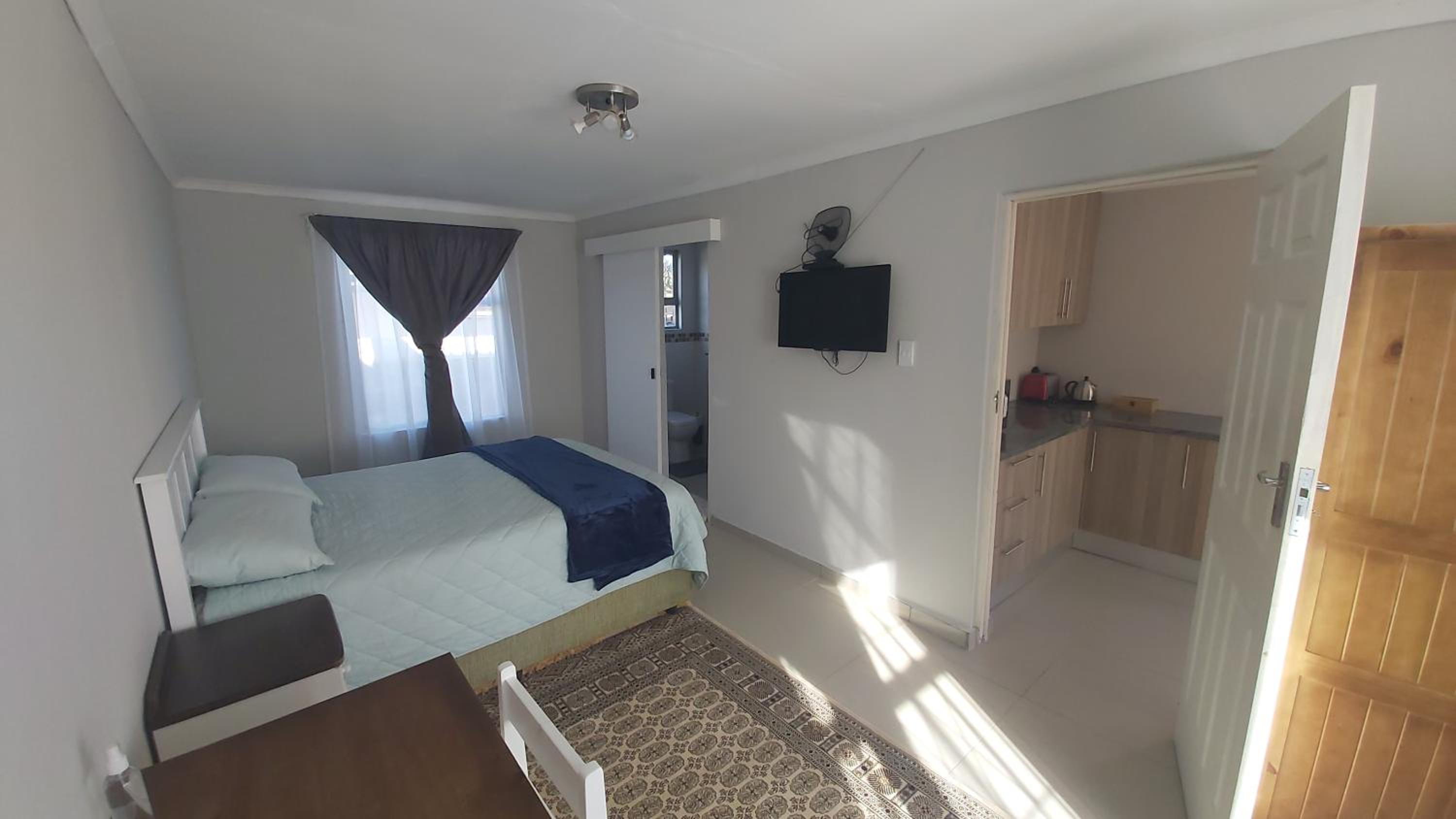 One-Bedroom Apartment - Photo 3