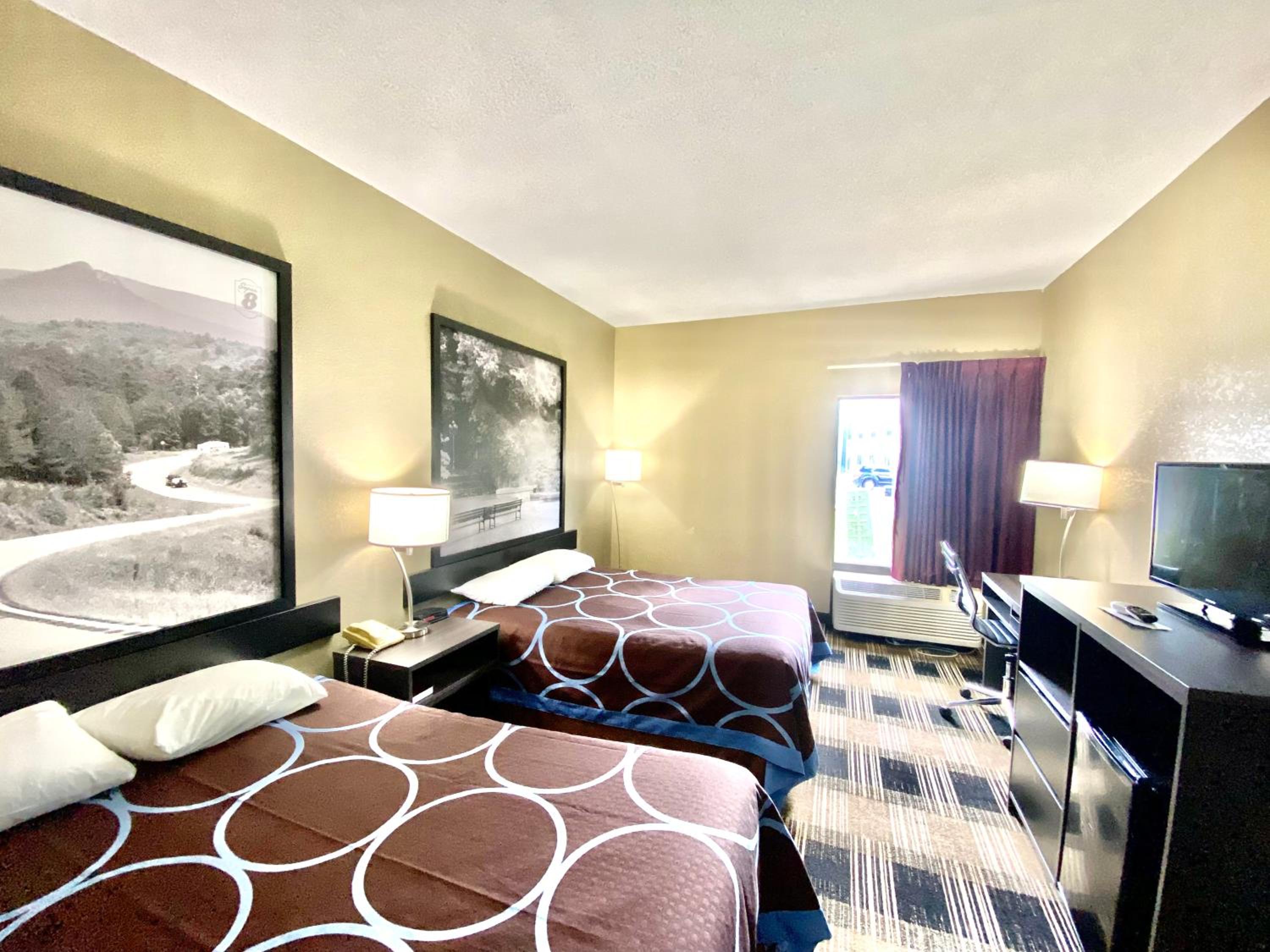 Queen Room with Two Queen Beds - Non-Smoking - Photo 2