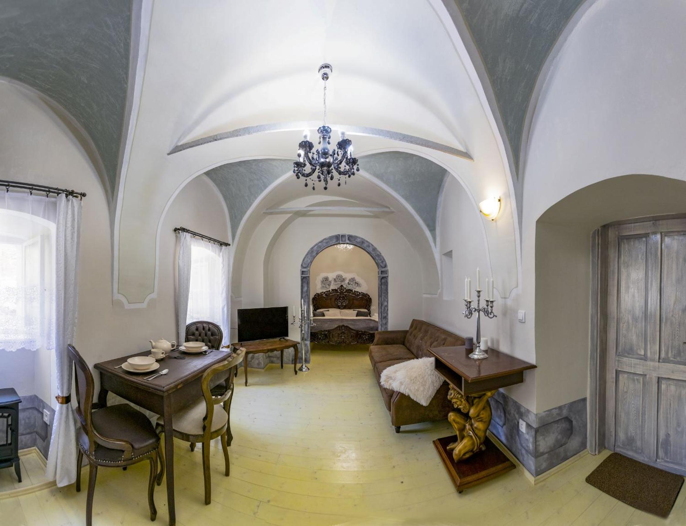 One-Bedroom Apartment - Photo 1