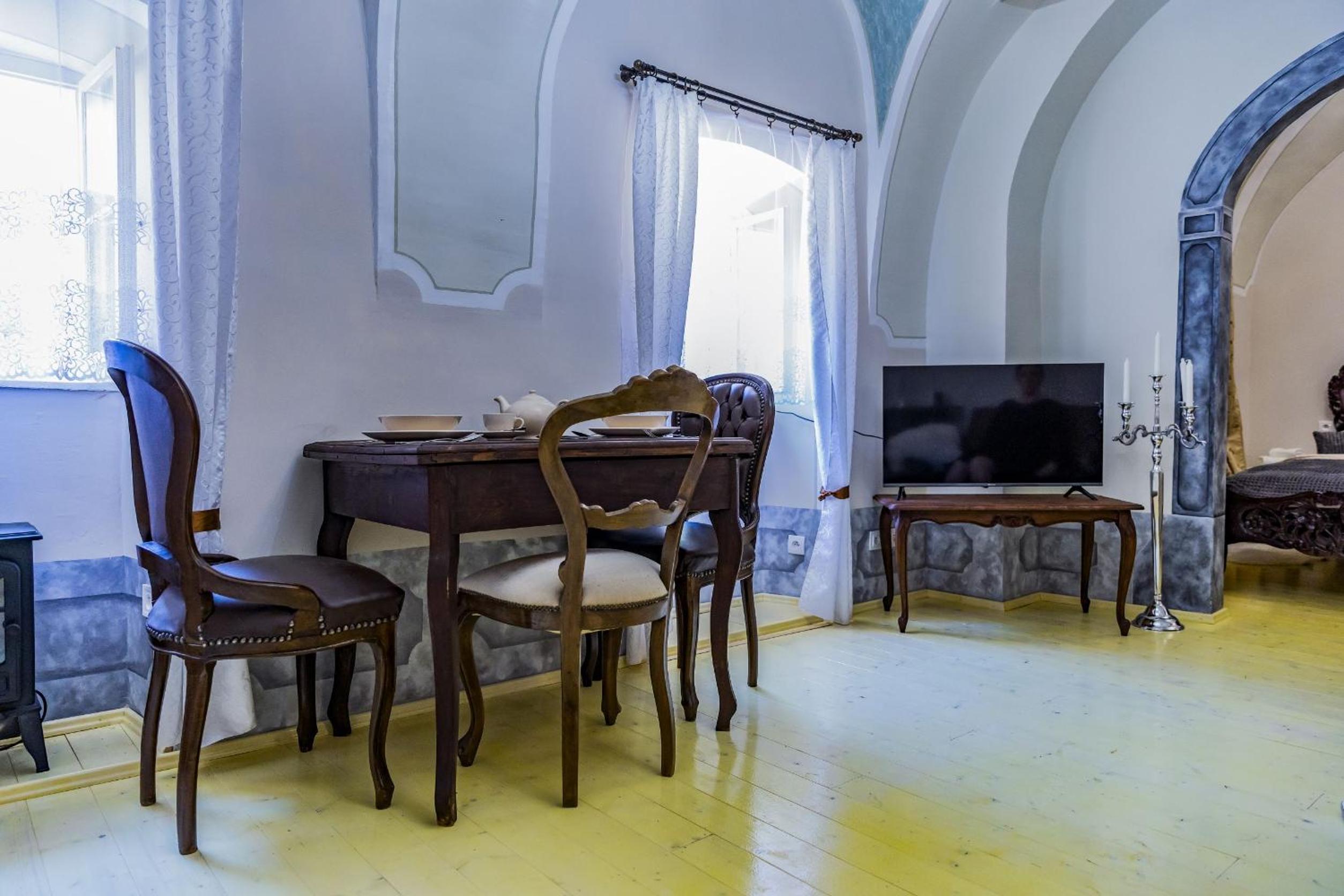 One-Bedroom Apartment - Photo 11