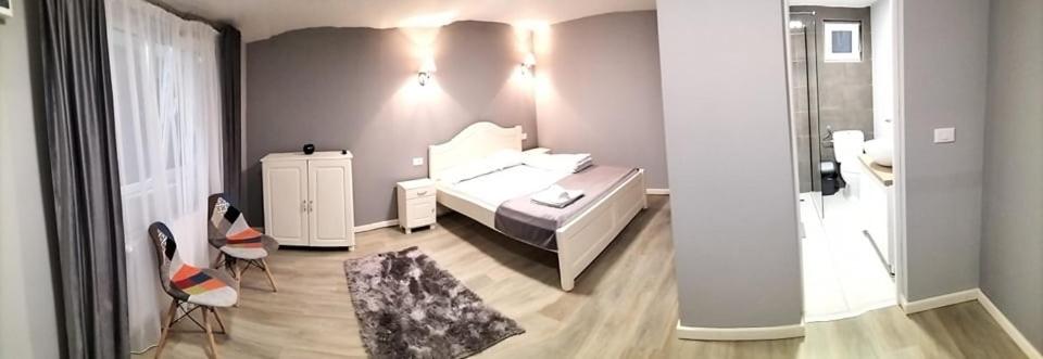 Five-Bedroom House - Photo 5