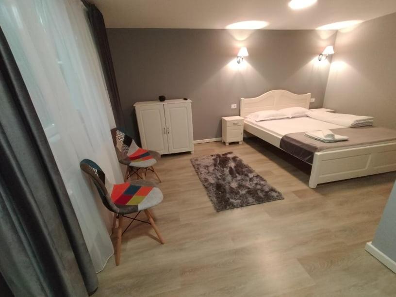 Five-Bedroom House - Photo 6