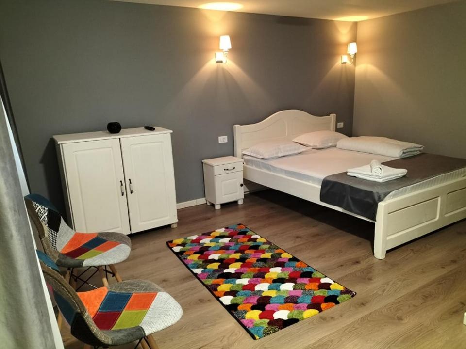 Five-Bedroom House - Photo 7
