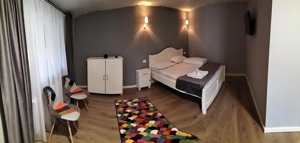 Five-Bedroom House - Photo 8